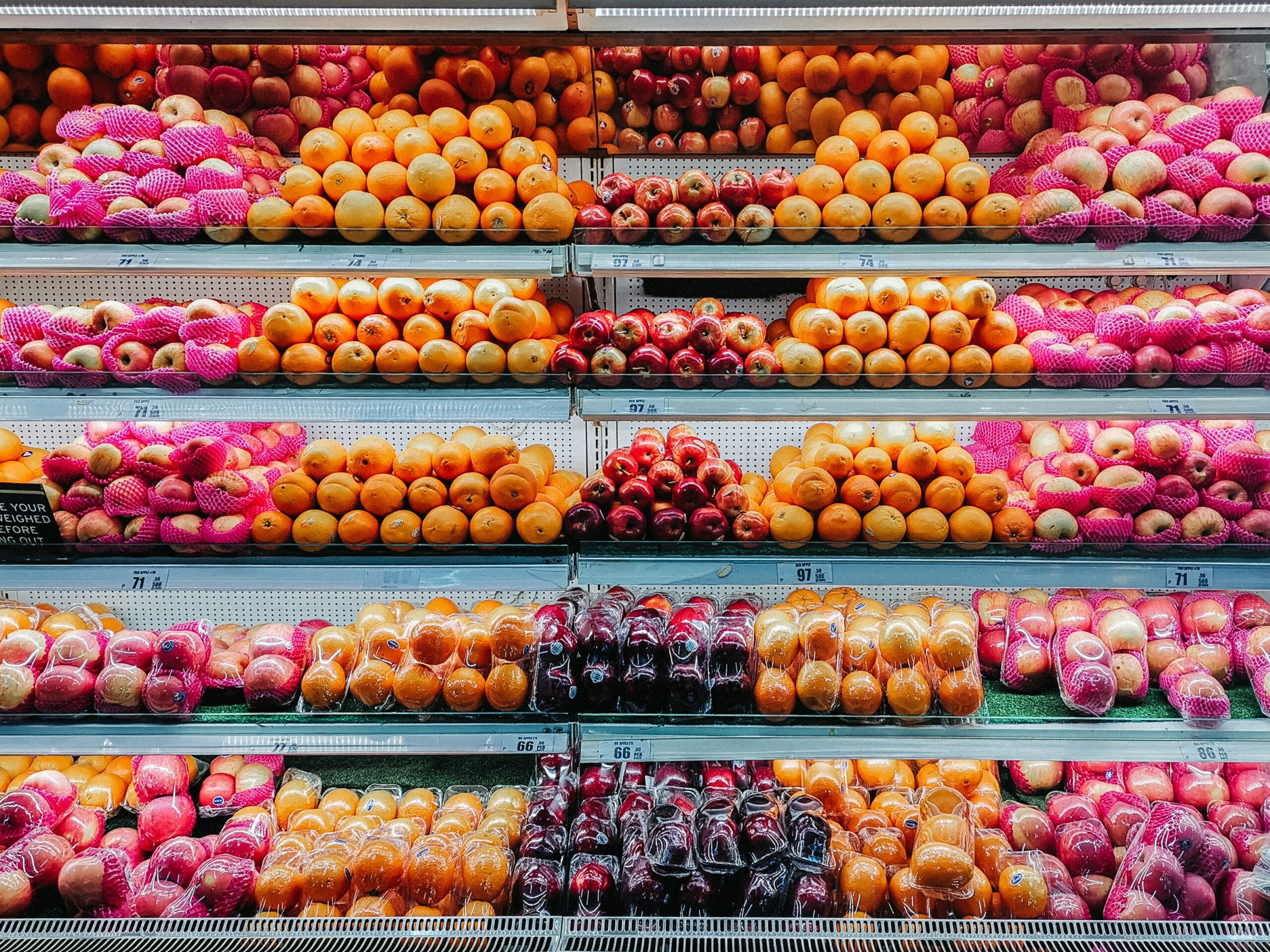 超市、賣場的商空店面設計，把水果類放在同一區，同時顧及美觀性和實用性