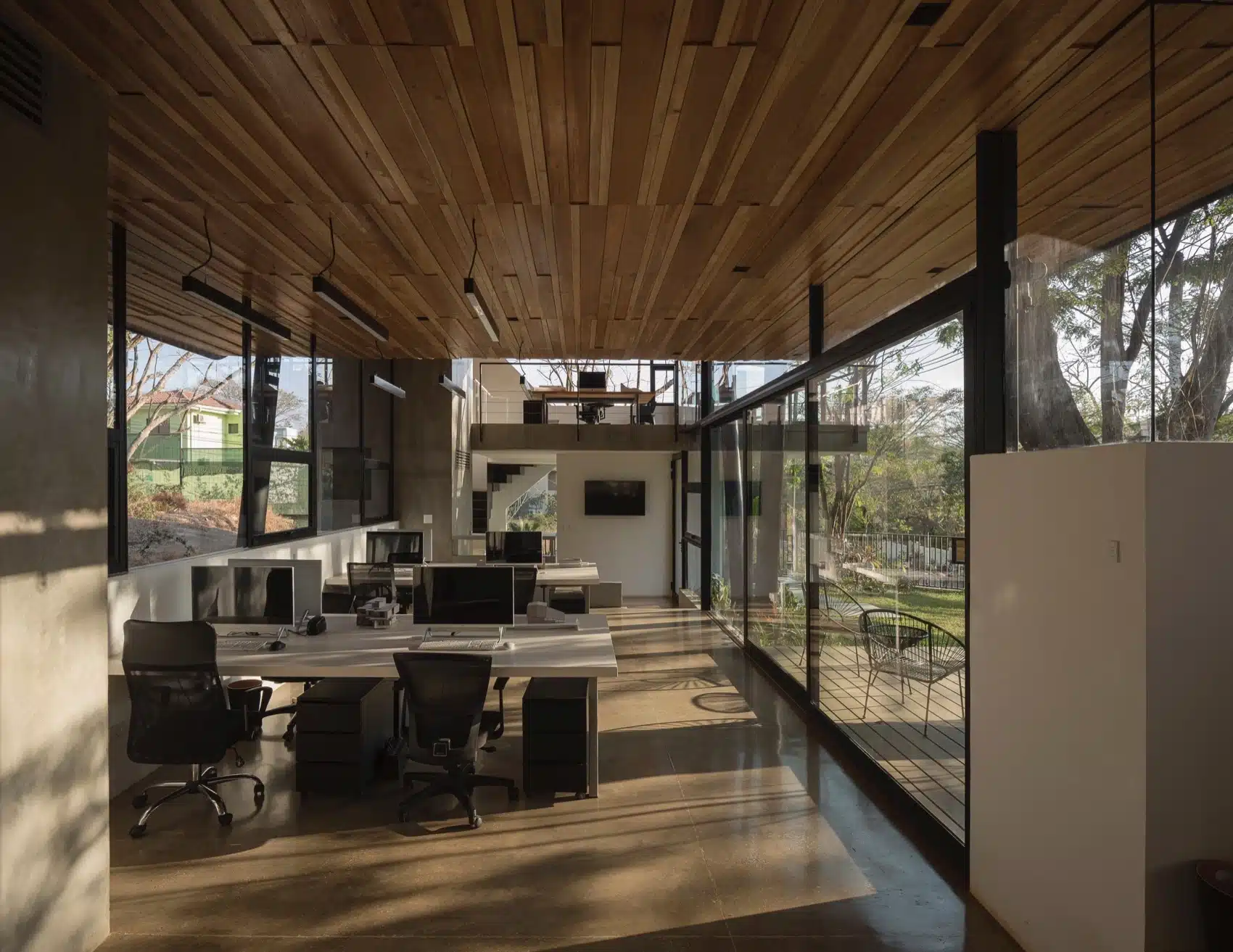 北歐風辦公室設計全景,大量自然採光搭配淺色木質地板營造溫馨舒壓氛