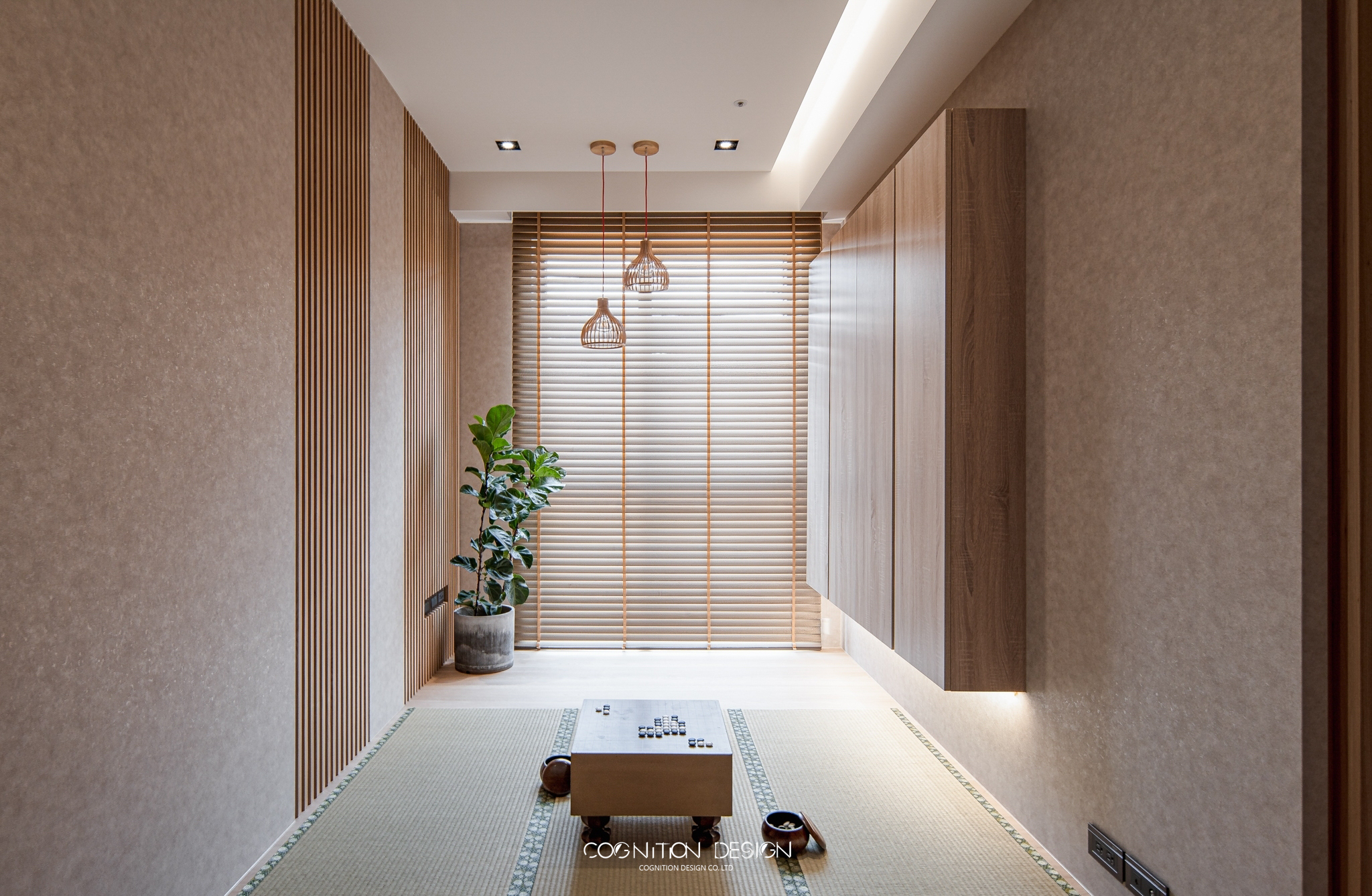 為了延續整體風格，特別選擇高品質的百葉窗，搭配上附有竹藝質感的燈具