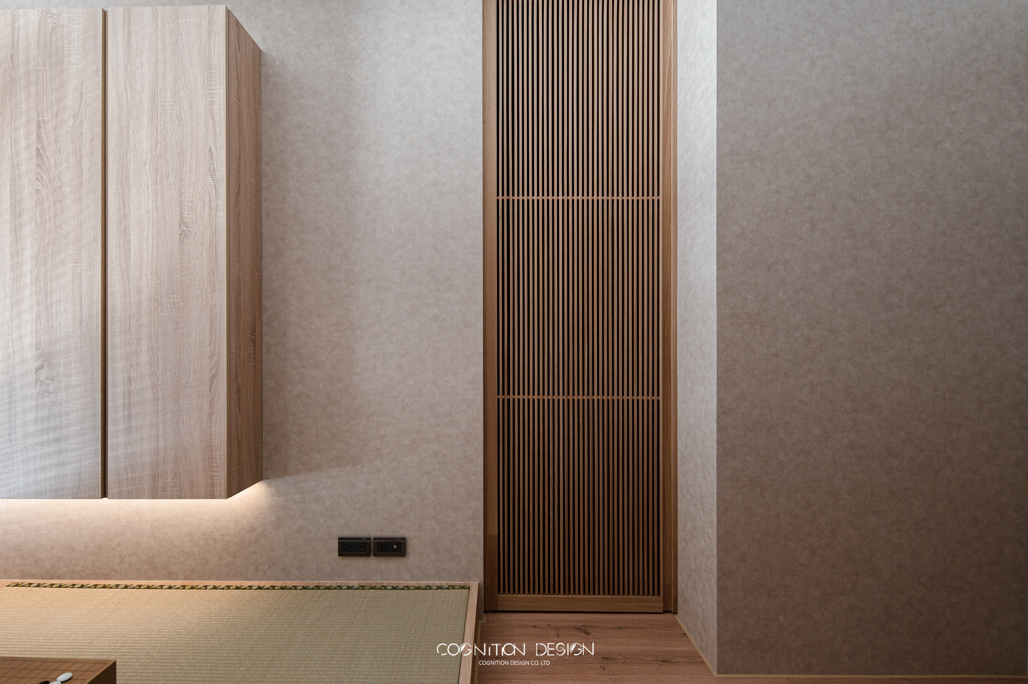 浴室門以隔柵方式呈現，有通透明亮的氛圍，同時也可以與牆面的格柵呼應