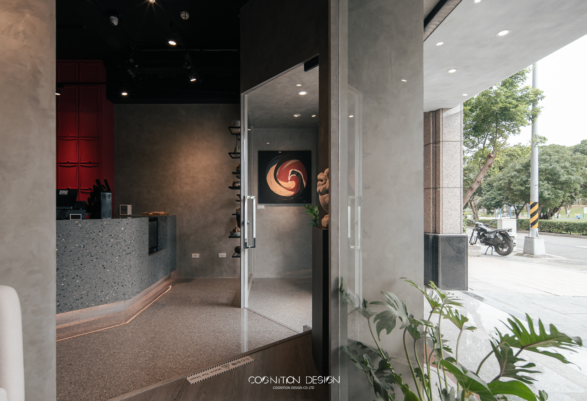 桃園網美店上門找茶，進門後感受到新中式室內設計風格結合新現代人文的空間氛圍。