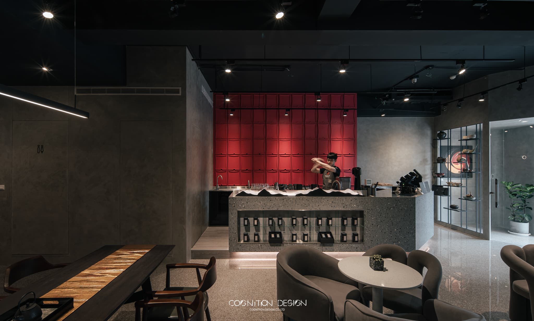 整體室內空間設計以灰色為主，大面紅色櫃體則為點綴整體空間，為視覺主角，也是象徵著新中式人文風格融合現代的一種表徵。