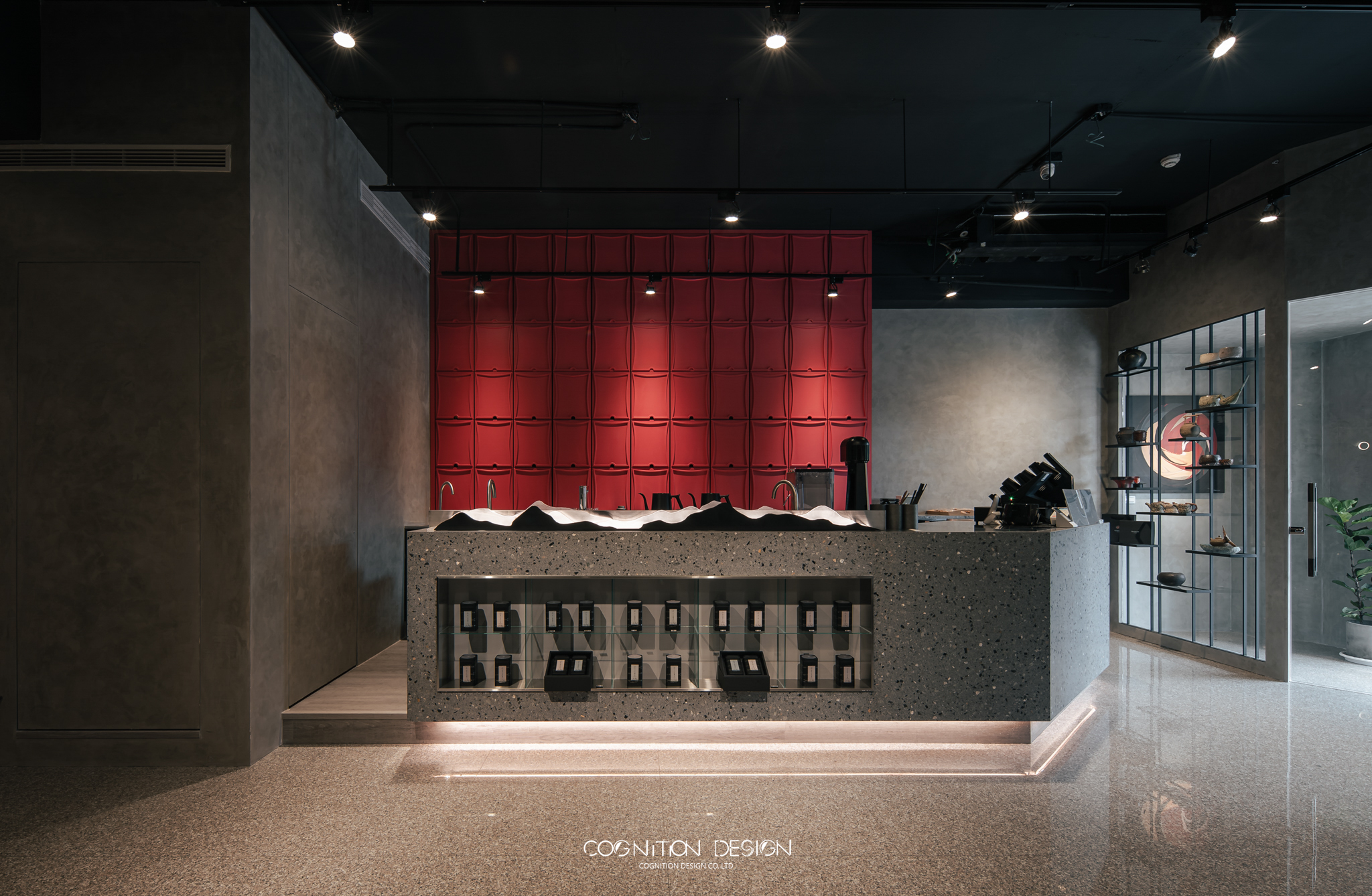 大面紅色櫃體則為點綴整體空間，為室內設計風格中的視覺主角，也是象徵著新中式人文風格融合現代的一種表徵。
