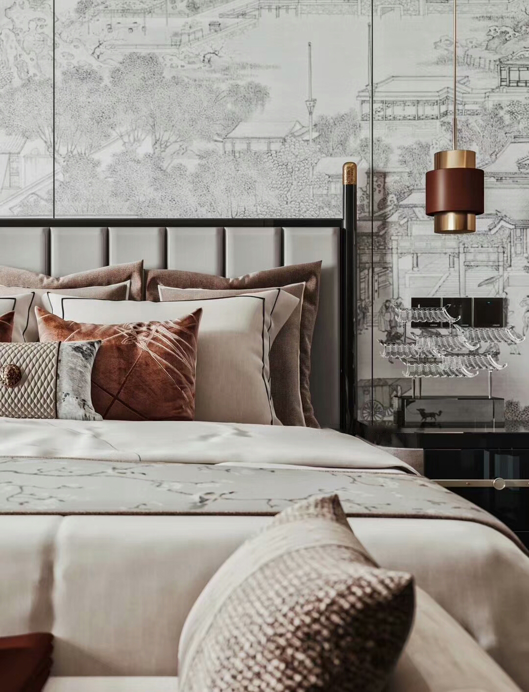主臥室設計整體的視覺感偏向古典，運用特殊壁紙，床頭櫃上簡單大氣的裝飾以及素雅平和的現代風金屬吊燈設計