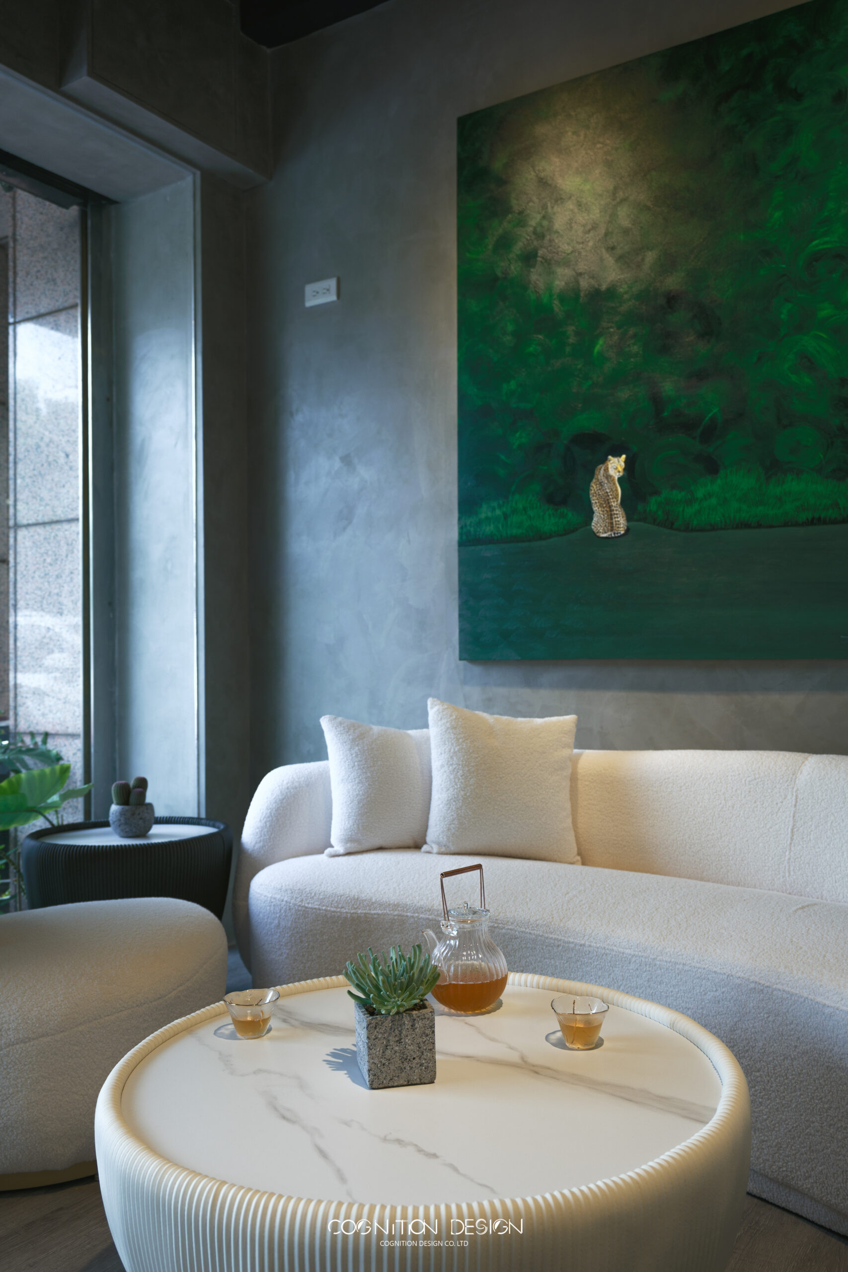 上門找茶最多網美網紅指定的座位，純白沙發區，這邊的室內空間與畫作搭配可以拍出超美網美照。