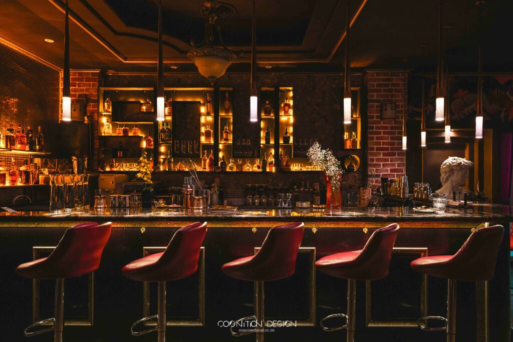 吧台設計靈魂之處就在調酒師與顧客間的互動，可以欣賞調酒師帥氣的調酒英姿