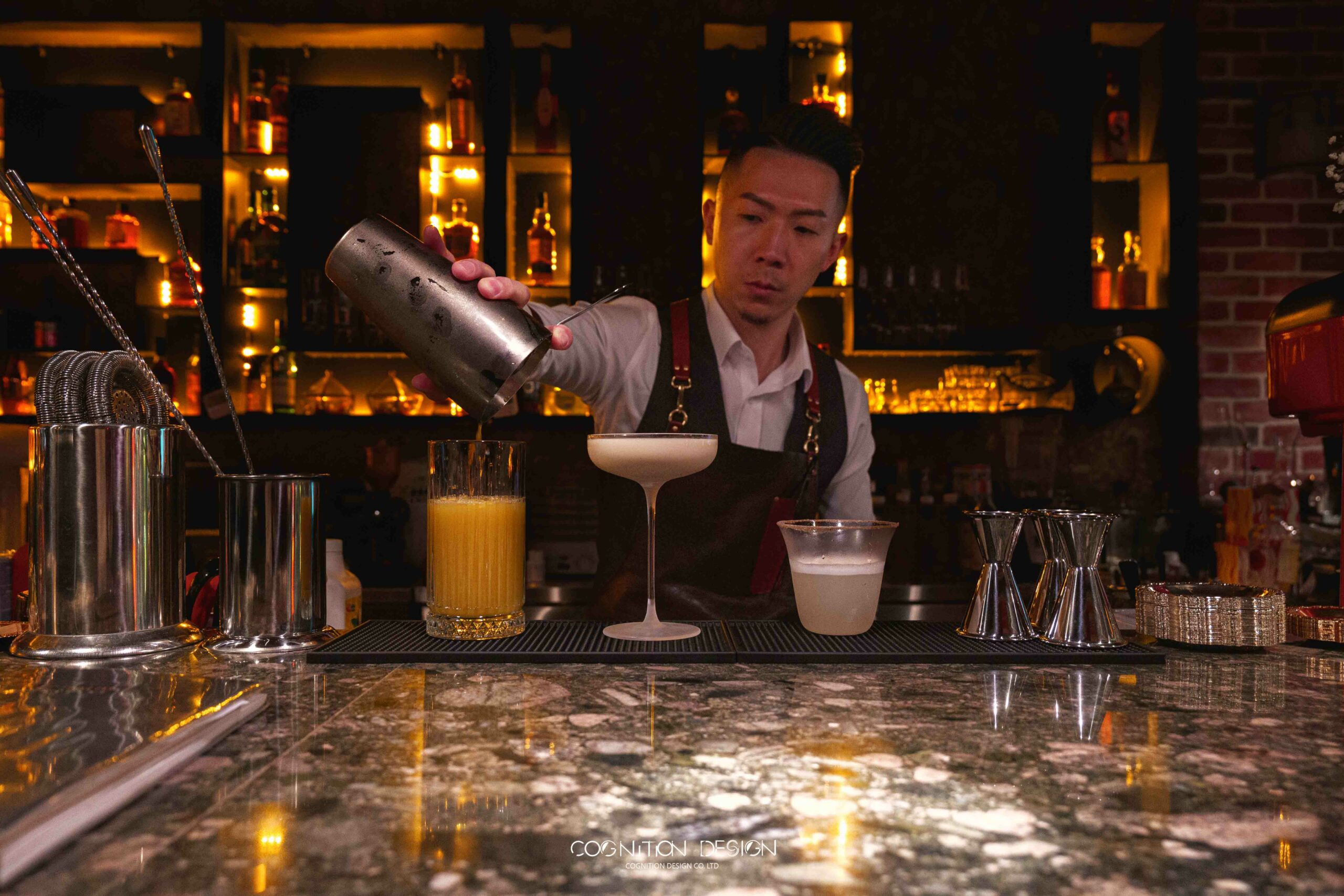 酒吧設計中調酒師與出餐酒吧櫃台銜接，顧客可以直接觀看整個調酒製程