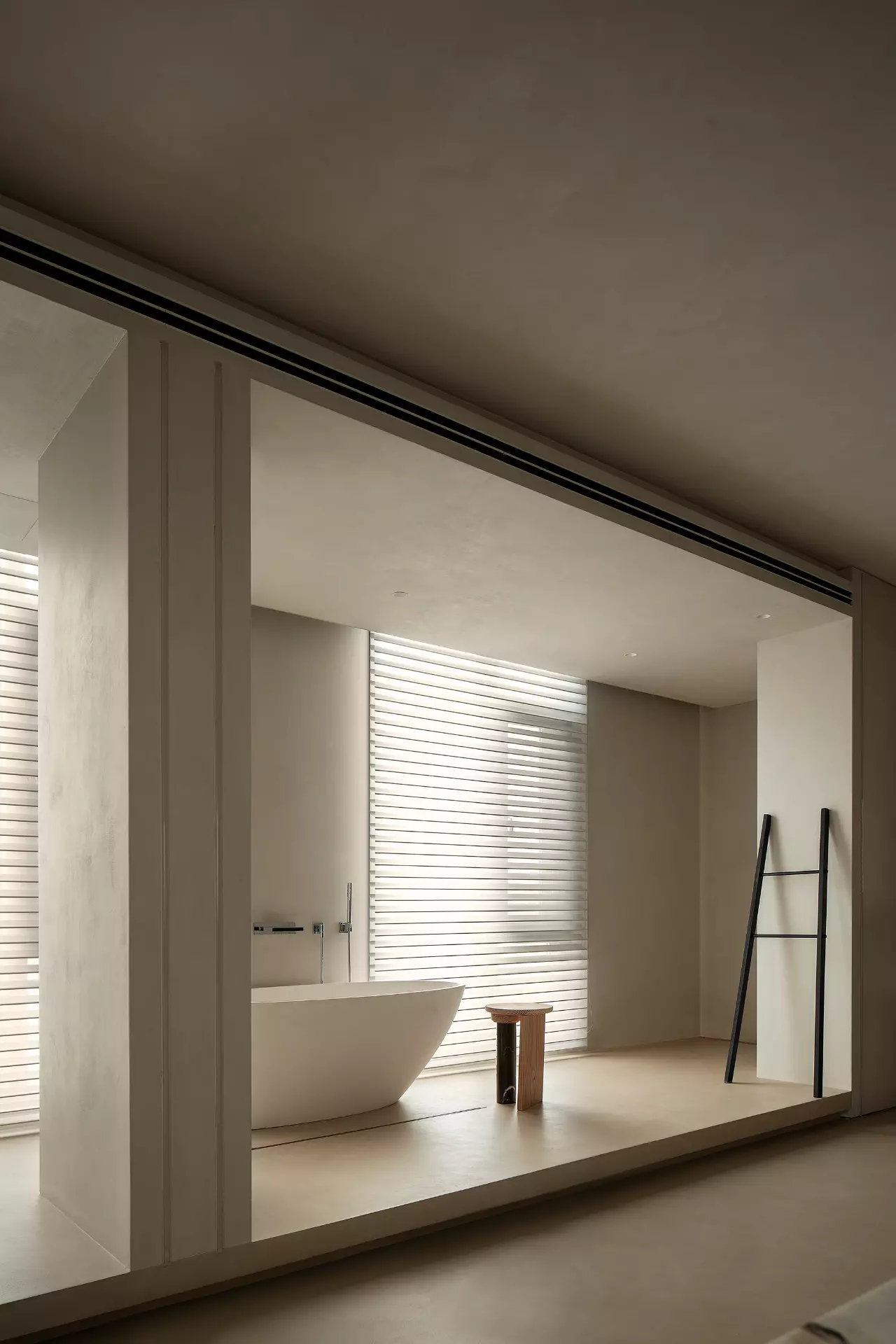 侘寂風浴室一體式設計,展現原始石材美感