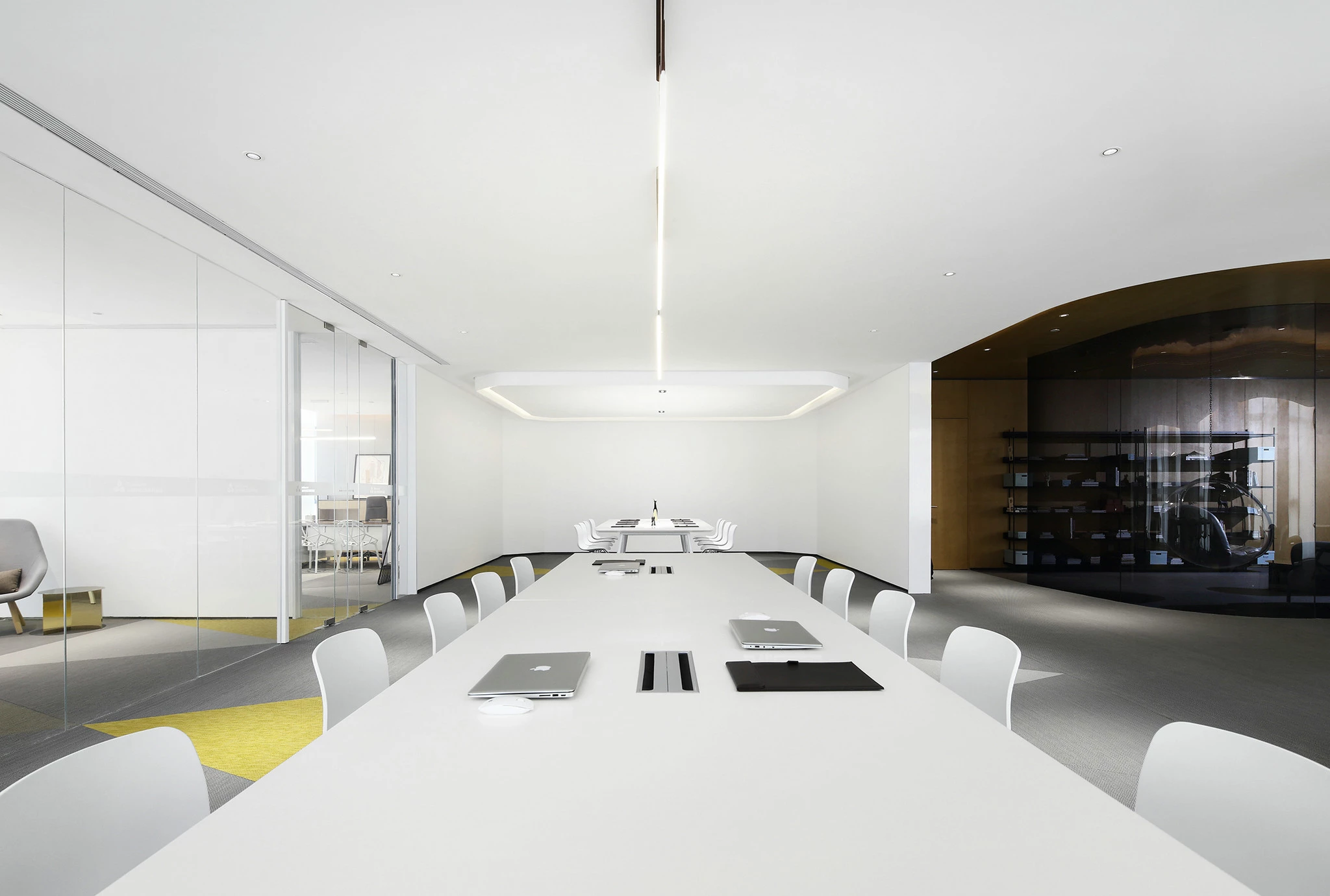 現代極簡風辦公室設計，純白牆面搭配石材地板，俐落線條與精準接縫展現高質感，適合法律金融顧問產業