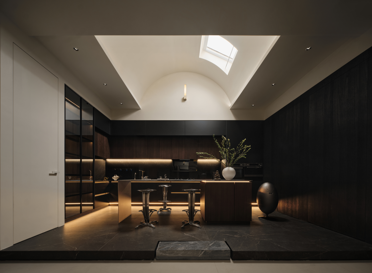 日式禪風辦公室設計，天然木質搭配霧面牆板與不對稱植栽擺設，展現有溫度的極簡美學，適合顧問科技醫療美容產業