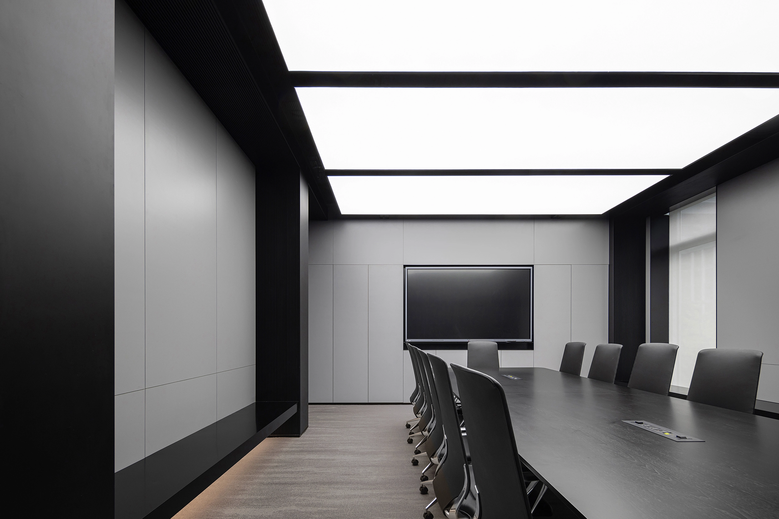 科技未來風辦公室設計，線型燈搭配金屬飾板與局部暖光點綴，冷暖交疊的燈光層次展現前瞻科技感，適合 AI 軟體硬體電競產業