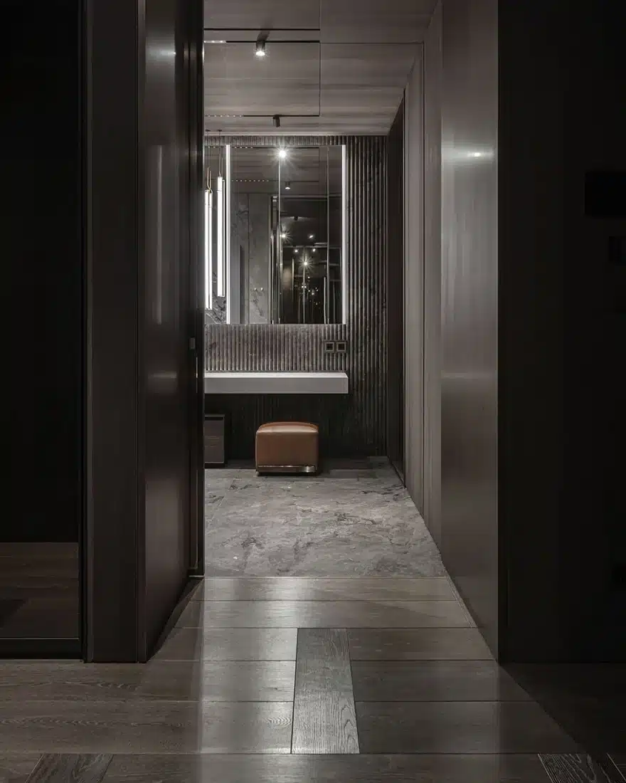 精緻奢華風玄關，搭配幾何圖案拼花地磚與藝術品擺飾"