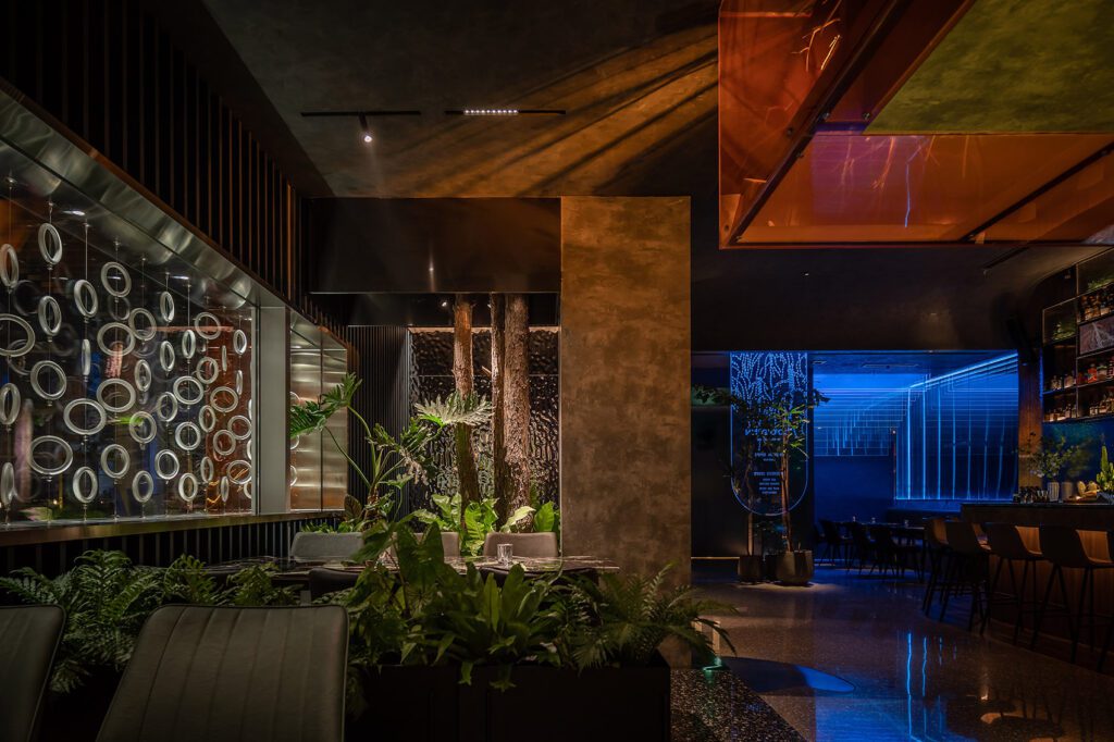 利用多條變光亞克力並結合雙面鏡自身反射、營造了一個時光隧道的概念，也是這家餐廳最被客人打卡拍照的點