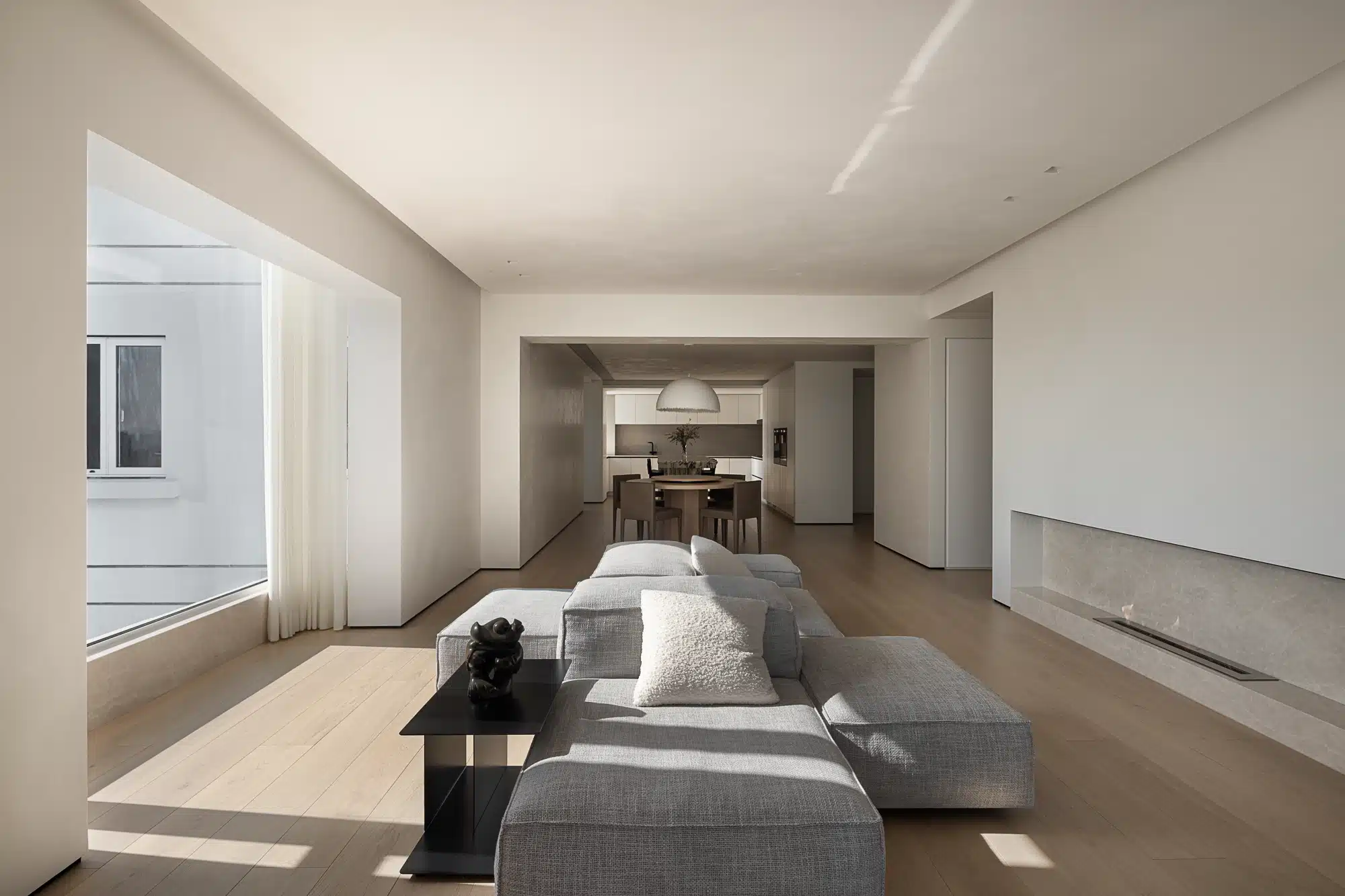 狹長型透天客廳矮沙發擺設