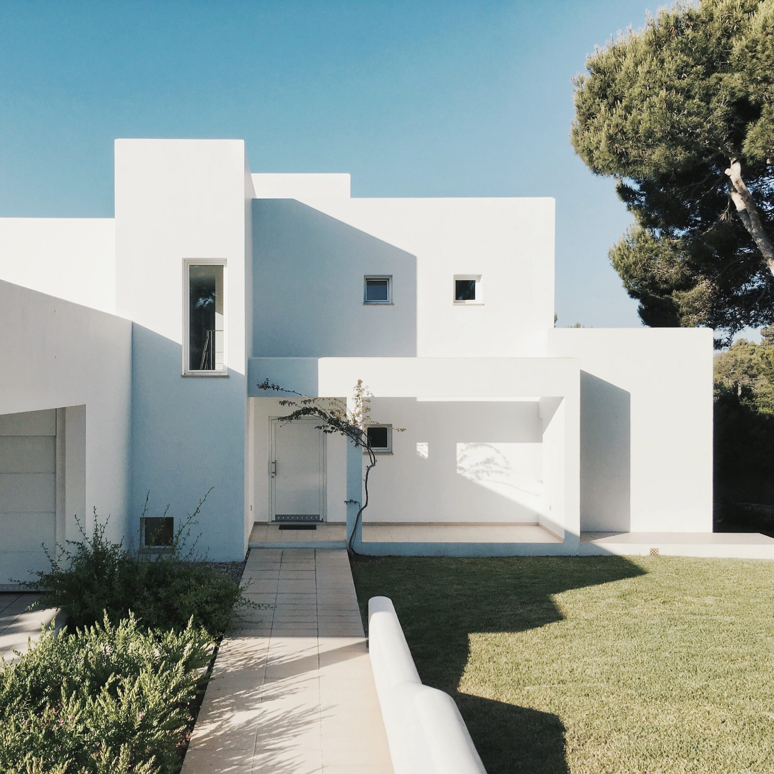 白色使建築更具簡約大氣的特點，彰顯出客戶對於簡潔、清爽生活方式的追求