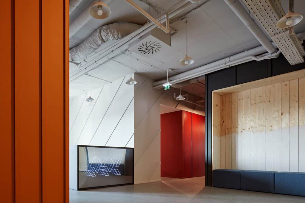 對建築的幾何形狀做出回應，以純粹的姿態和憑直覺感知的表達，探索一種獨立自由的工業藝術空間