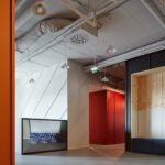 工業風辦公室設計完整指南：裝前必看的聲學、採光與輕重工業風選擇邏輯