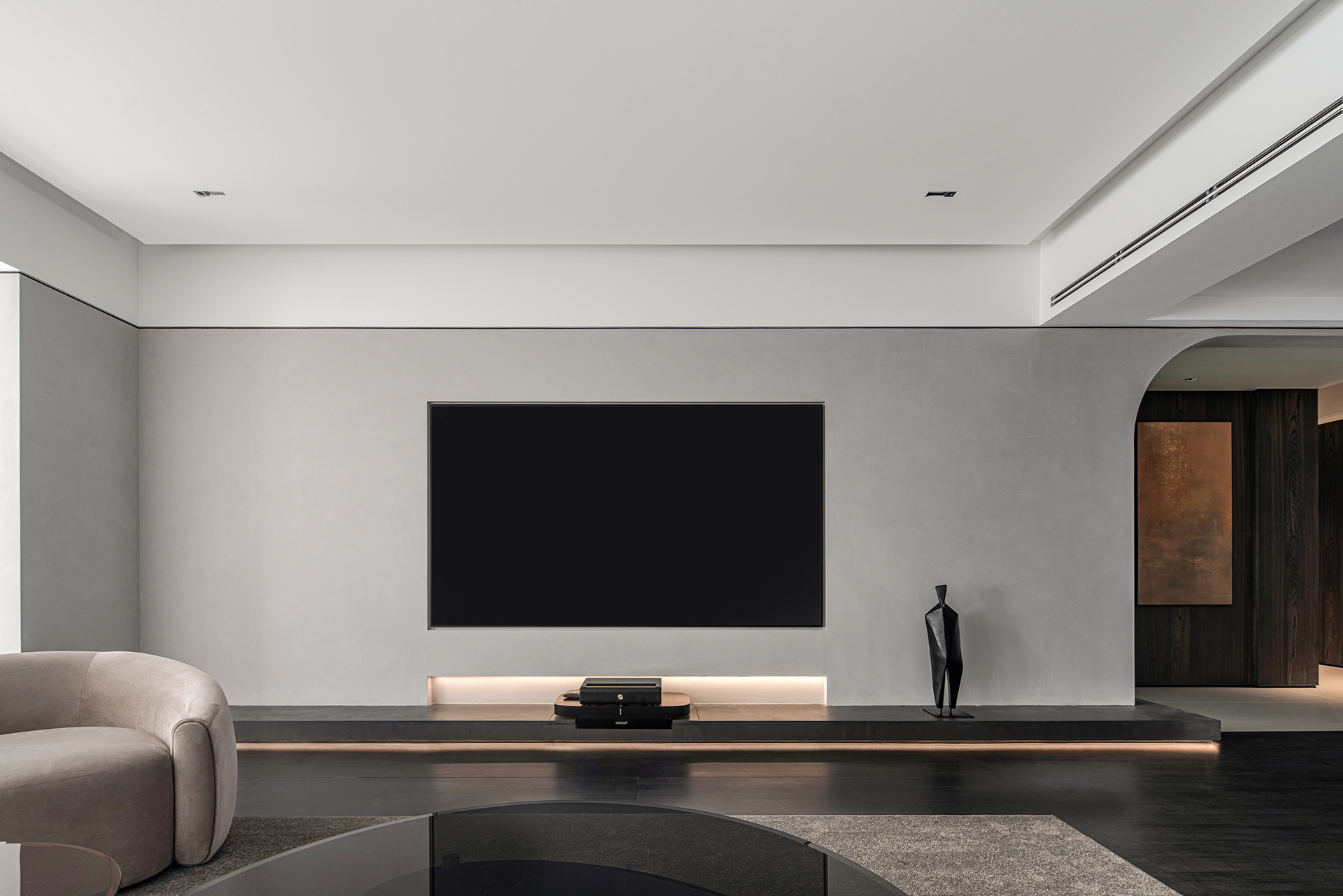 極簡電視牆設計詠空間做整體訂製，利用淺灰色與白色形成簡單的層次線條
