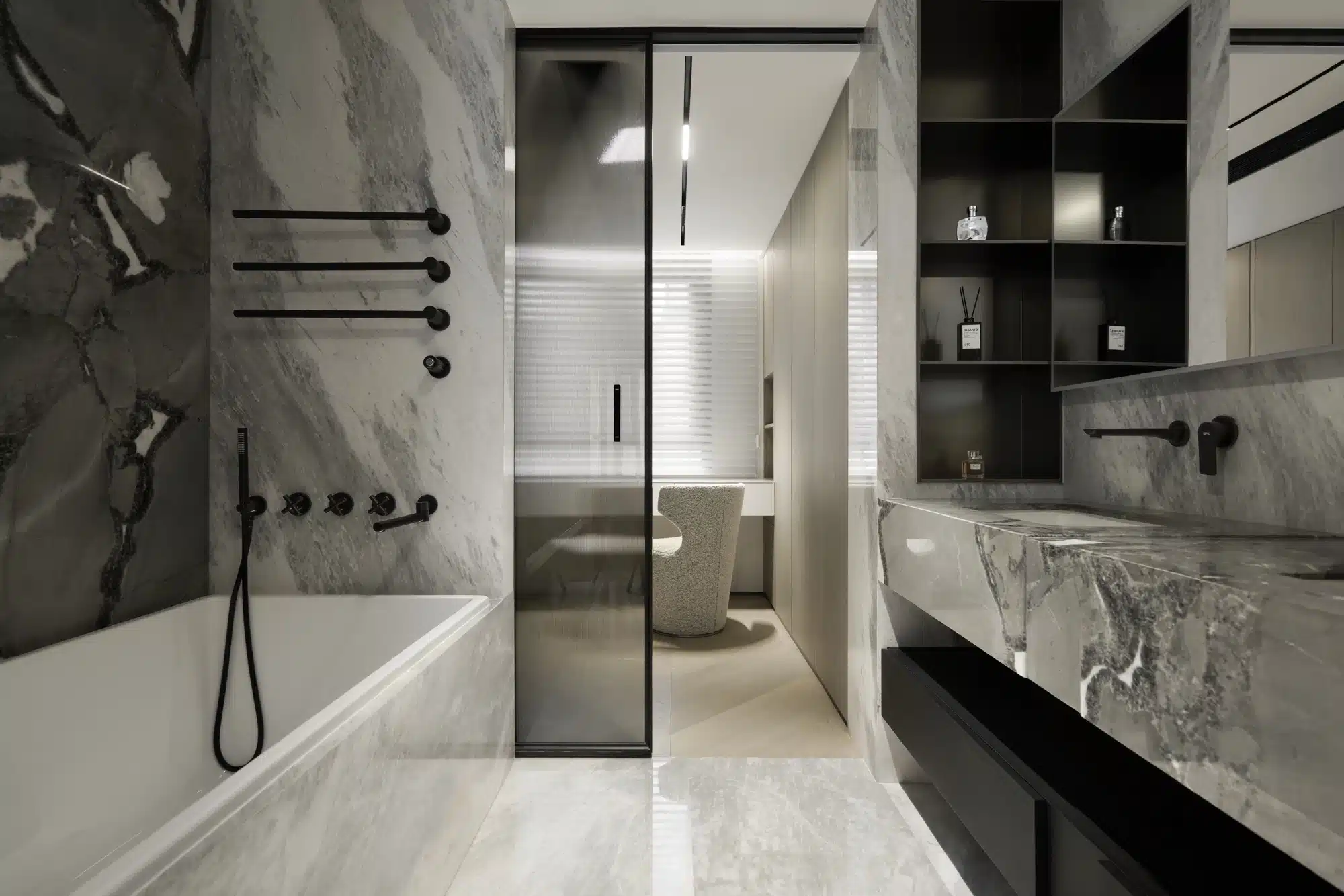 工業風浴室設計重點，大理石紋理磁磚與黑色鐵件鏡框搭配