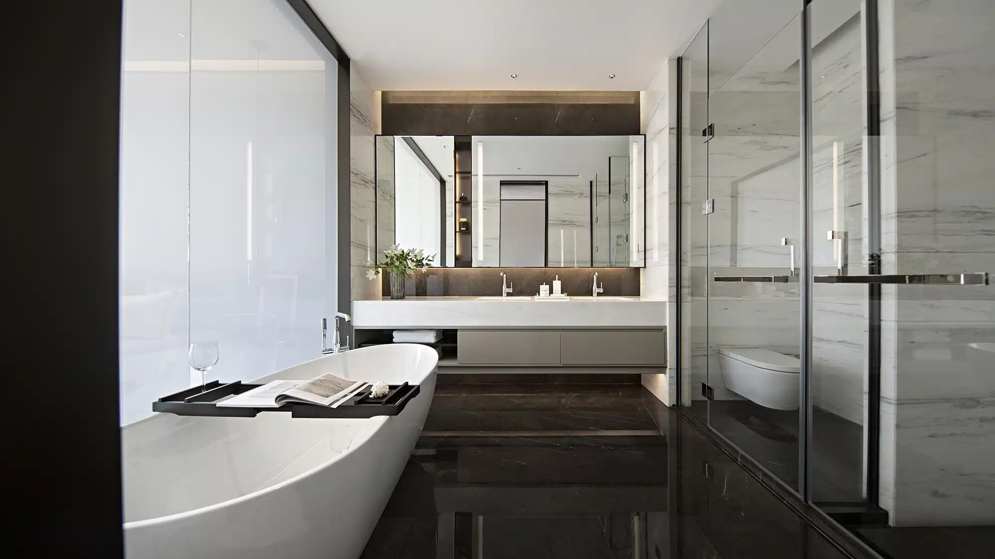 具備除霧功能與上下氛圍燈的浴室鏡櫃，實用與美感兼具的設計