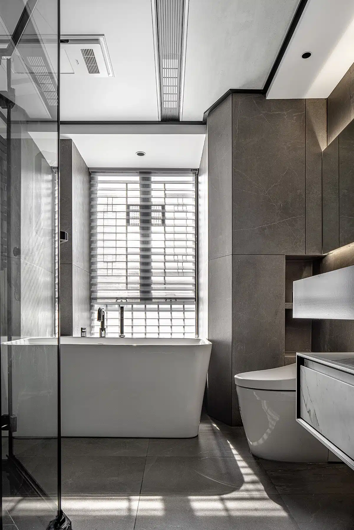 深色系現代精品風浴室裝潢，運用間接照明營造時尚氛圍