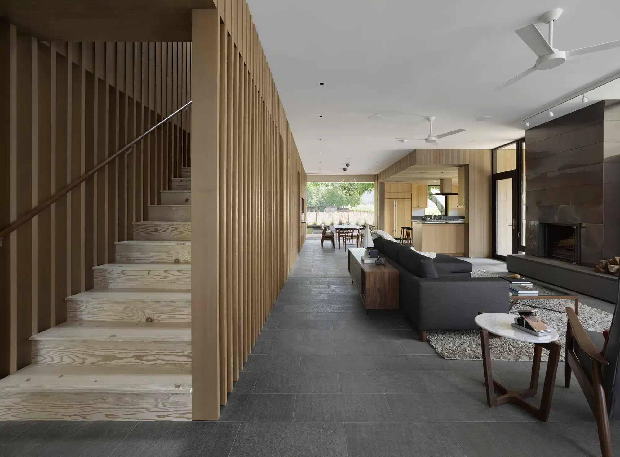 鄉村風客廳經典元素：造型壁爐與舒適布沙發配置