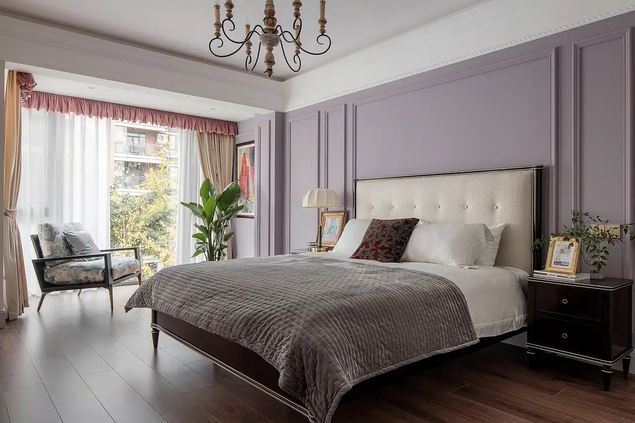 淡紫色與奶油色牆面交織，展現普羅旺斯風情的法式臥室
