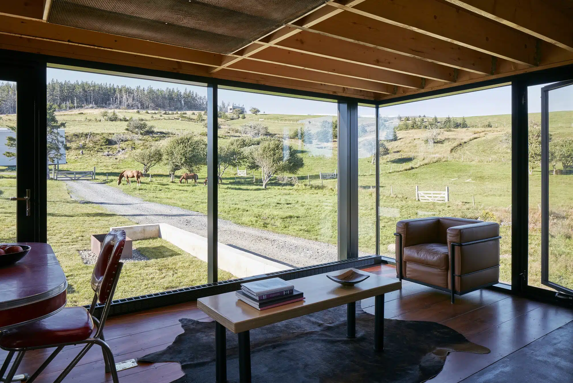 美式鄉村風客廳經典元素：深色木材與皮革沙發