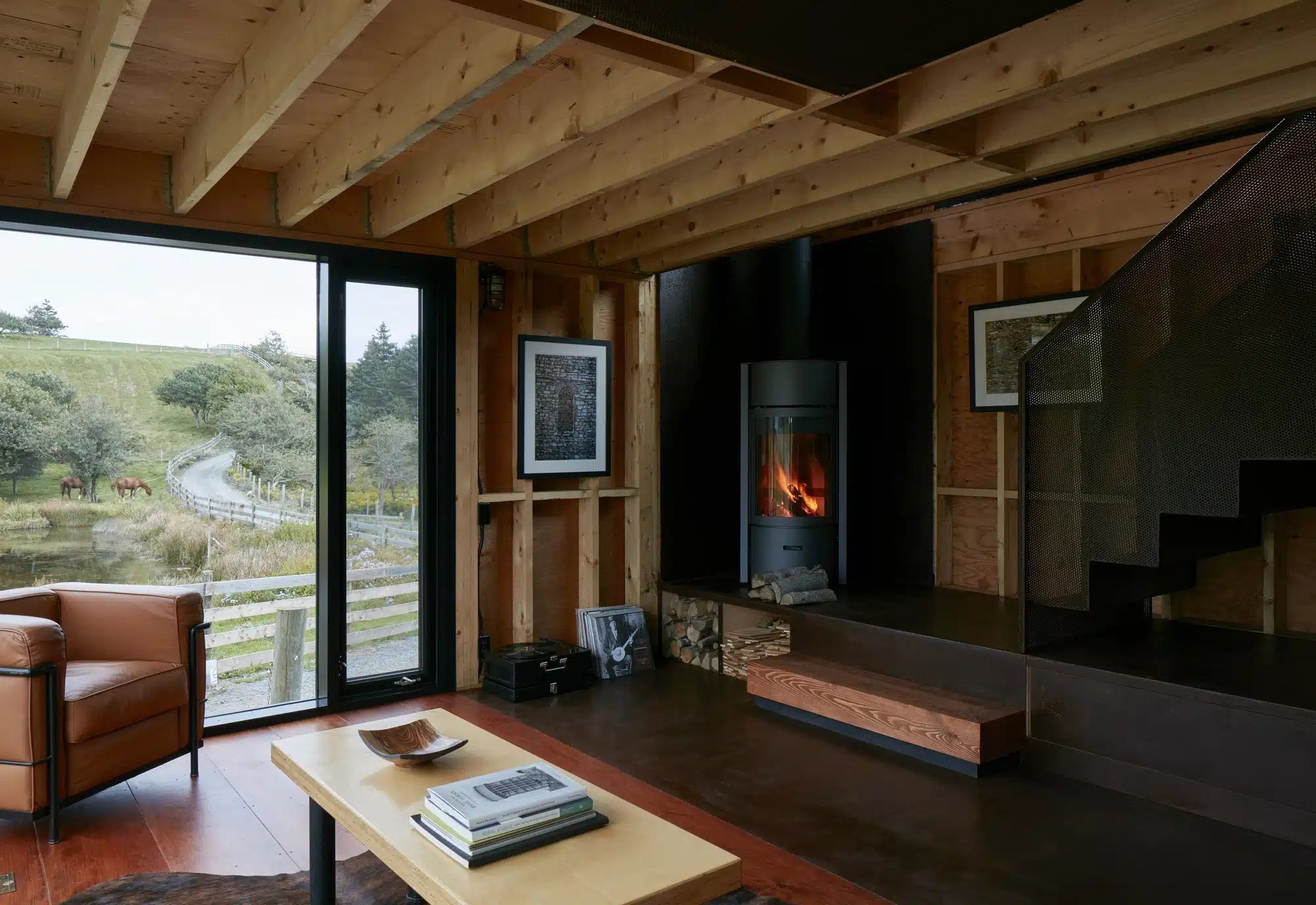 美式鄉村風客廳經典元素：造型壁爐與舒適布沙發配置