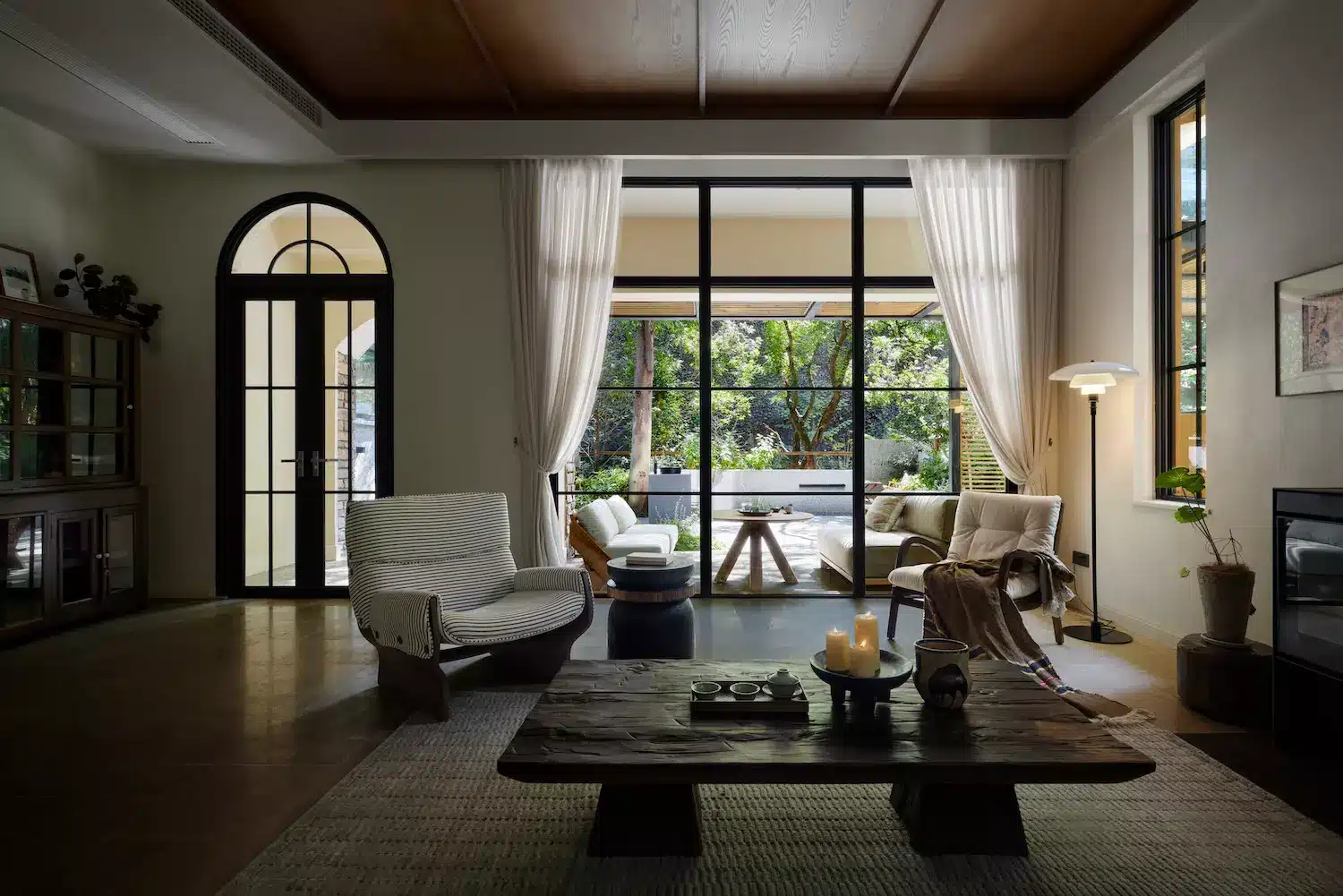 026 現代鄉村風客廳設計，結合簡約線條與溫潤木質家具