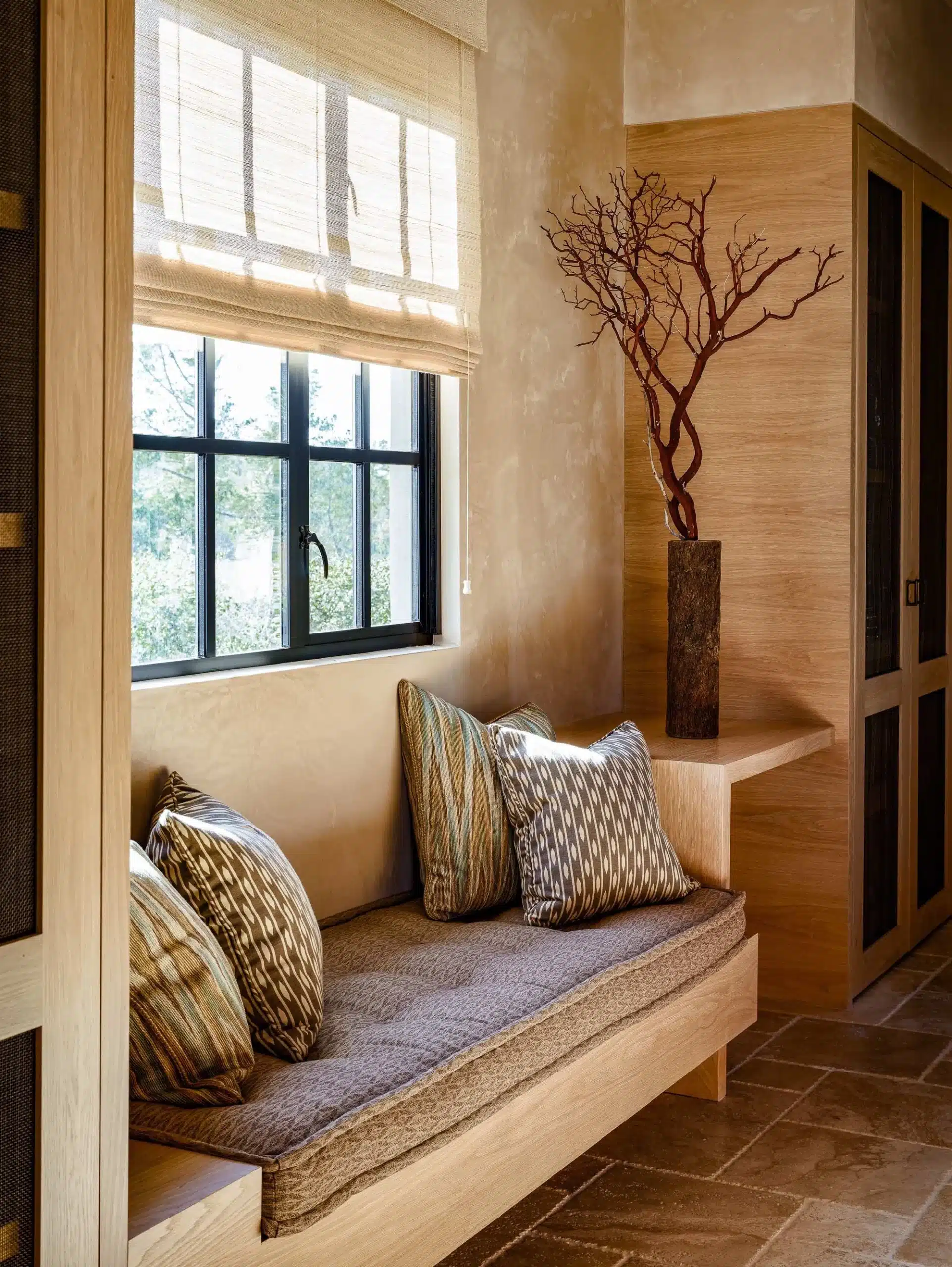 引入自然光，營造明亮寬敞的現代鄉村風起居室