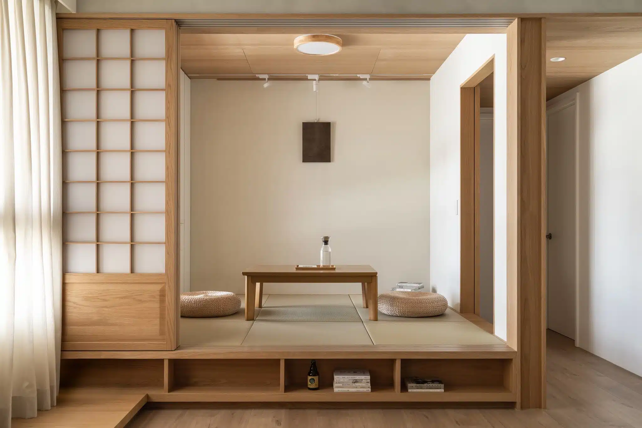 客廳吸頂燈設計範例，展示日式簡約燈具與木色天花板的和諧感