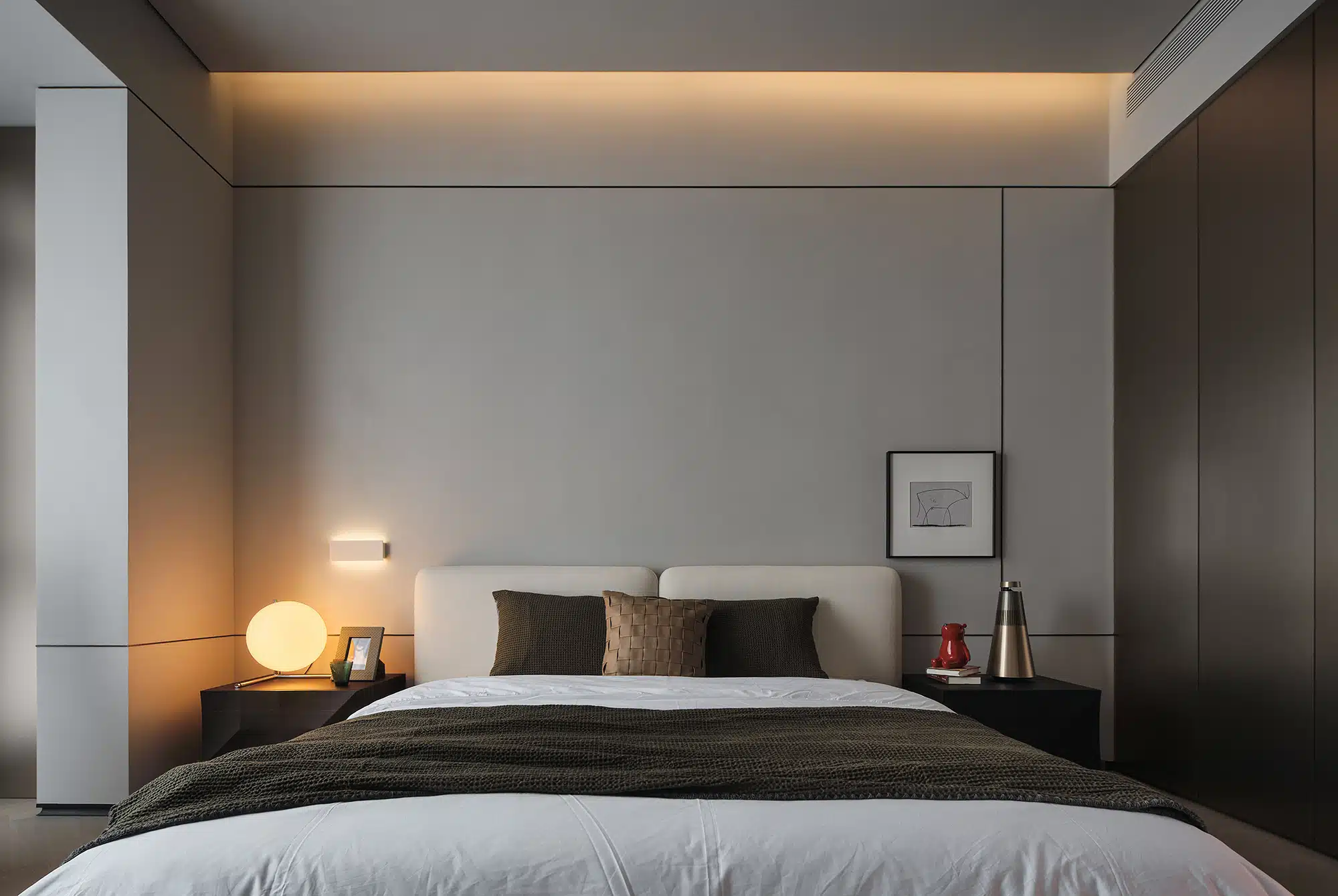 2026臥室燈光設計建議，使用2700K暖色溫燈光營造療癒氛圍，有助於褪黑激素分泌並讓居住者更容易入睡。