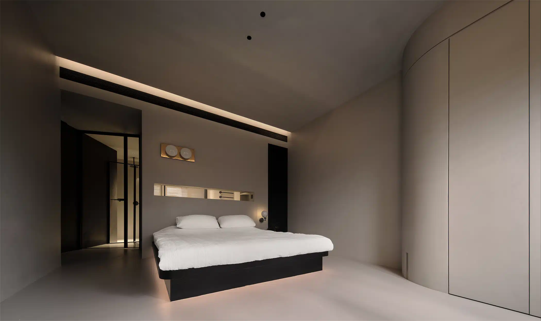 2026臥室燈光設計趨勢圖，展示暖色溫間接照明與飯店級房間氣氛燈效果