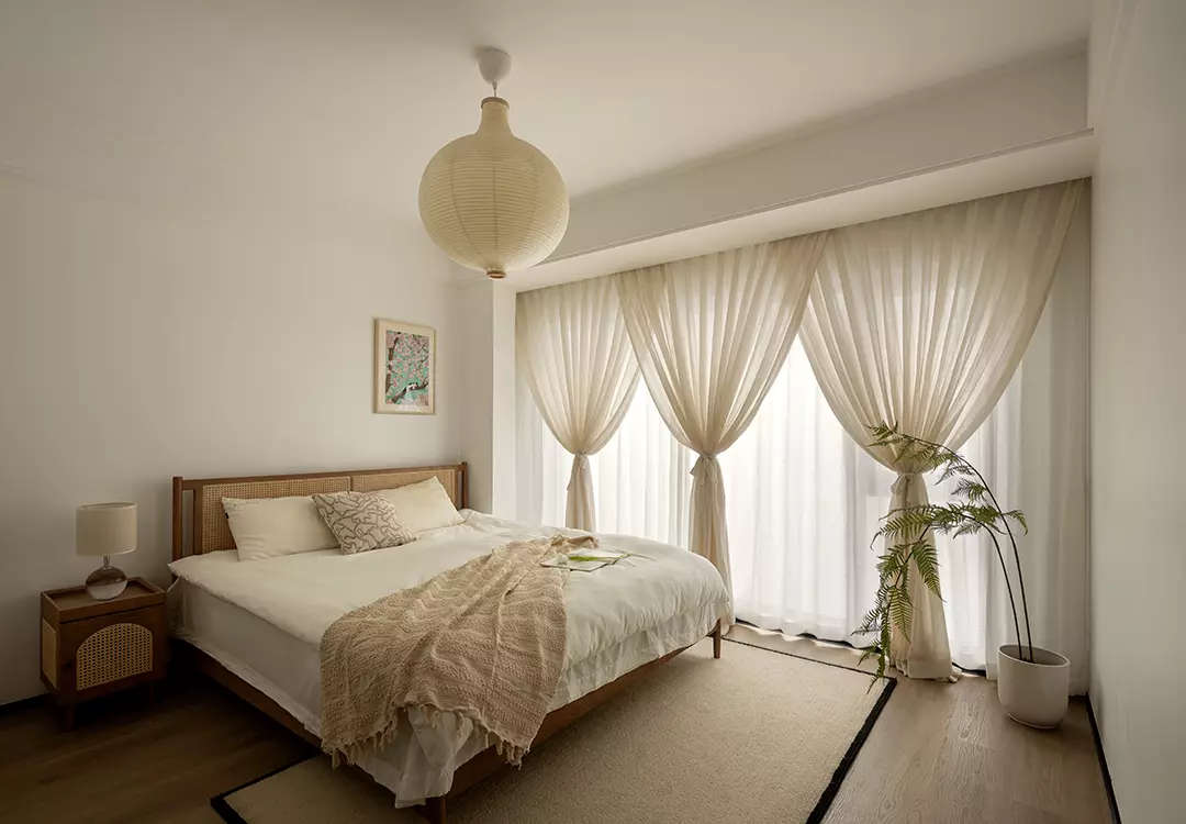 韓系奶油風臥室設計，奶茶色牆面搭配棉麻寢具，柔和溫暖的光感氛圍展現生活儀式感