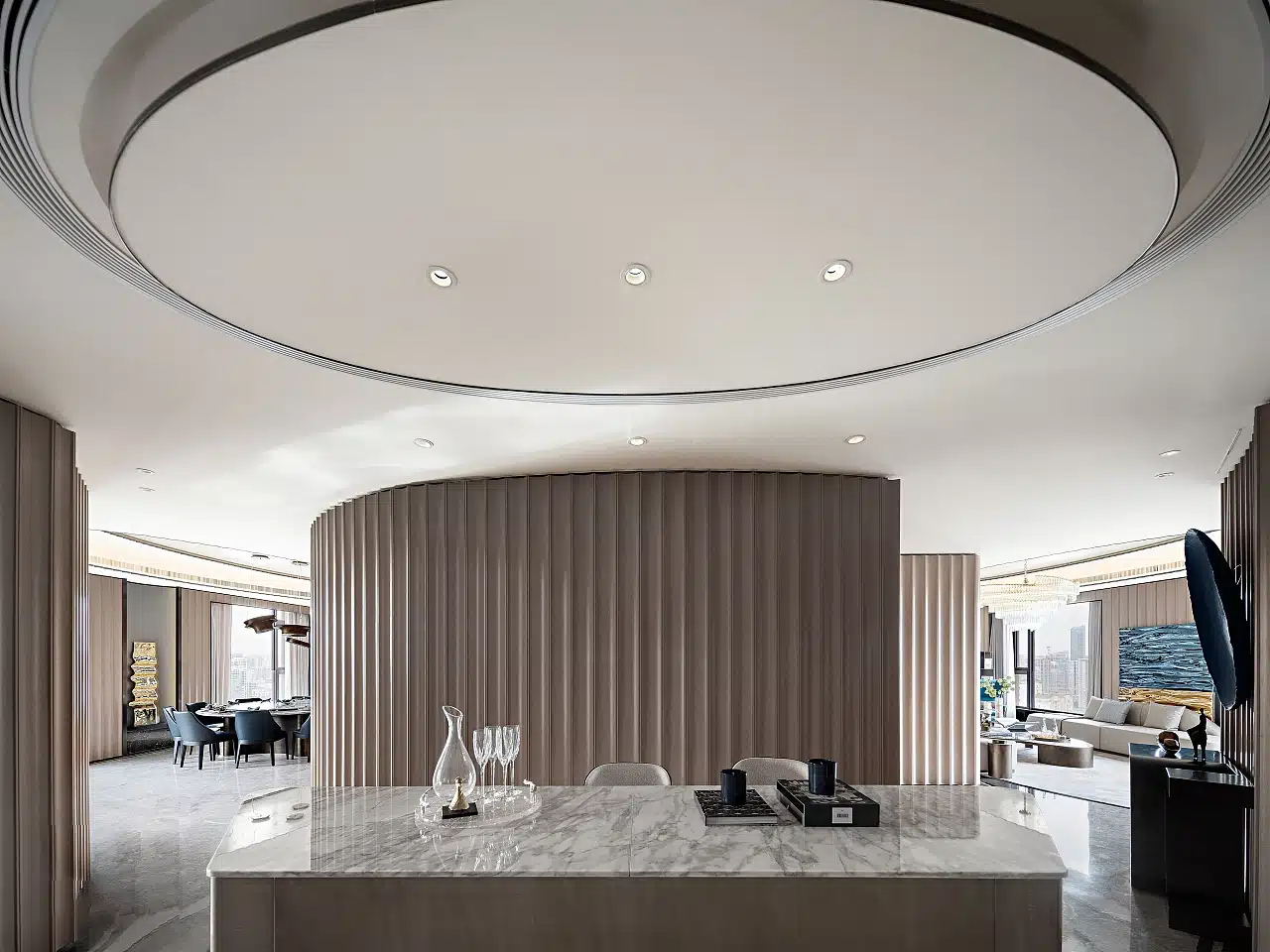 利用圓弧造型天花板修飾大樑，化解壓樑風水的設計案例