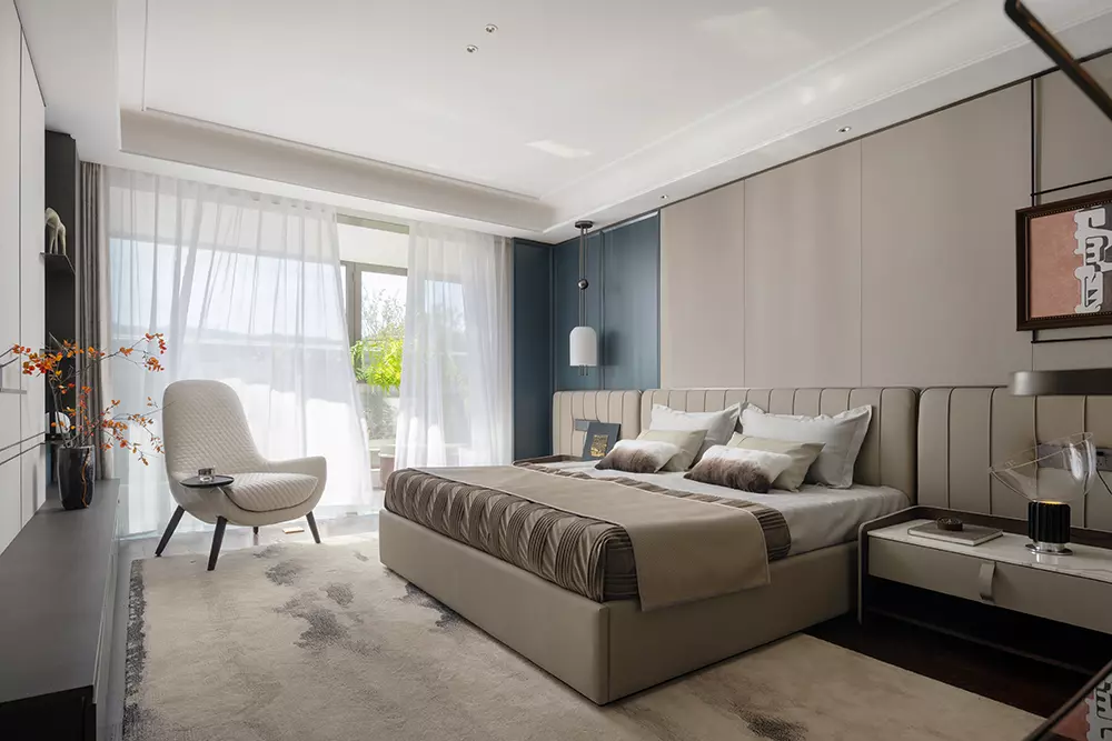 簡約風臥室平釘天花板，搭配柔和間接照明的睡眠空間設計