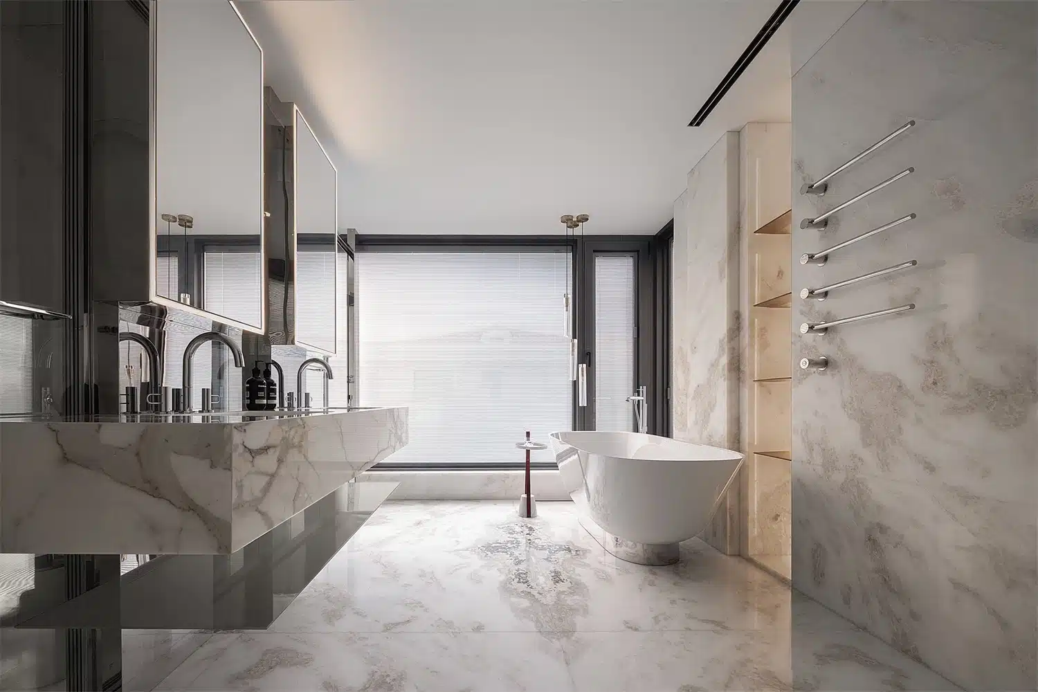 浴室天花板安裝多功能暖風機，結合排氣與乾燥功能的施工案例