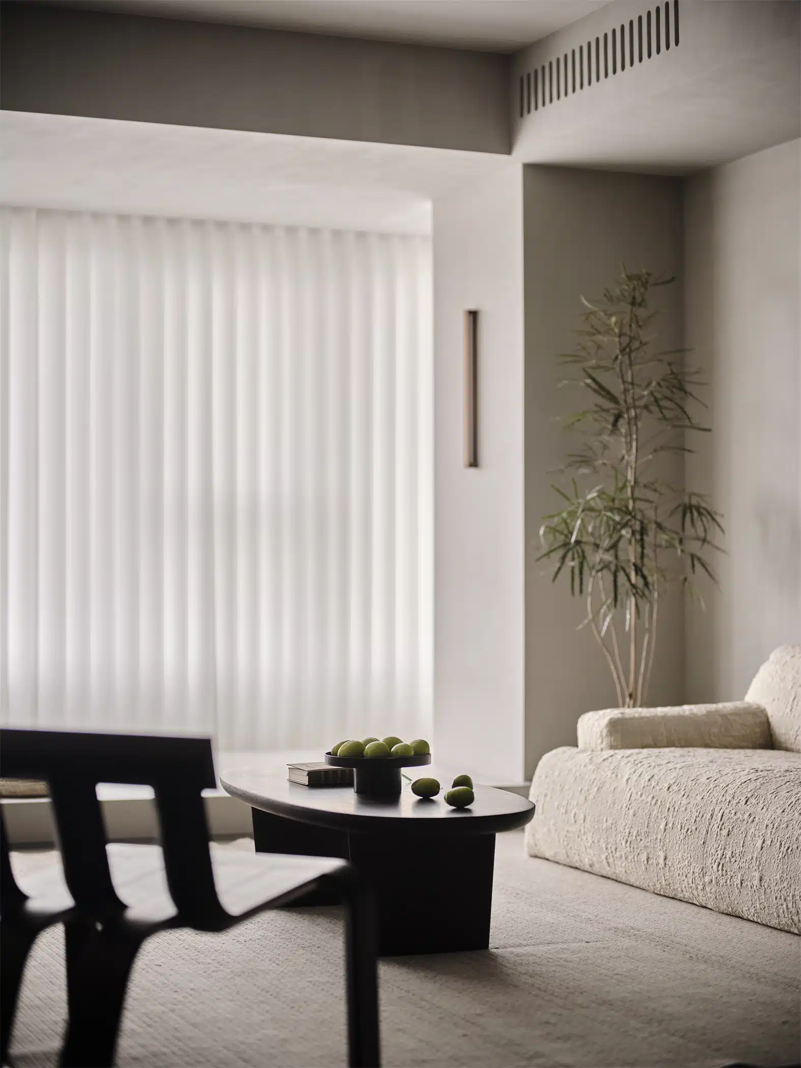 日式侘寂風軟裝佈置，採用原木家具、亞麻材質窗簾與手作陶瓷器皿，體現留白美學與寧靜氛圍。