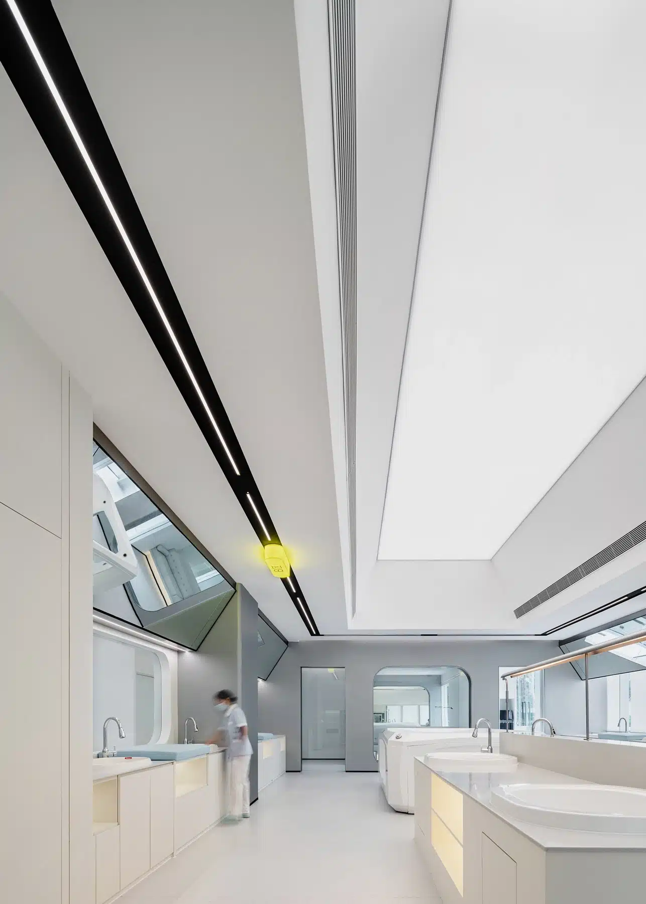 台北商辦大樓內的精品醫美診所室內設計： 針對高端客群打造的質感就診環境。