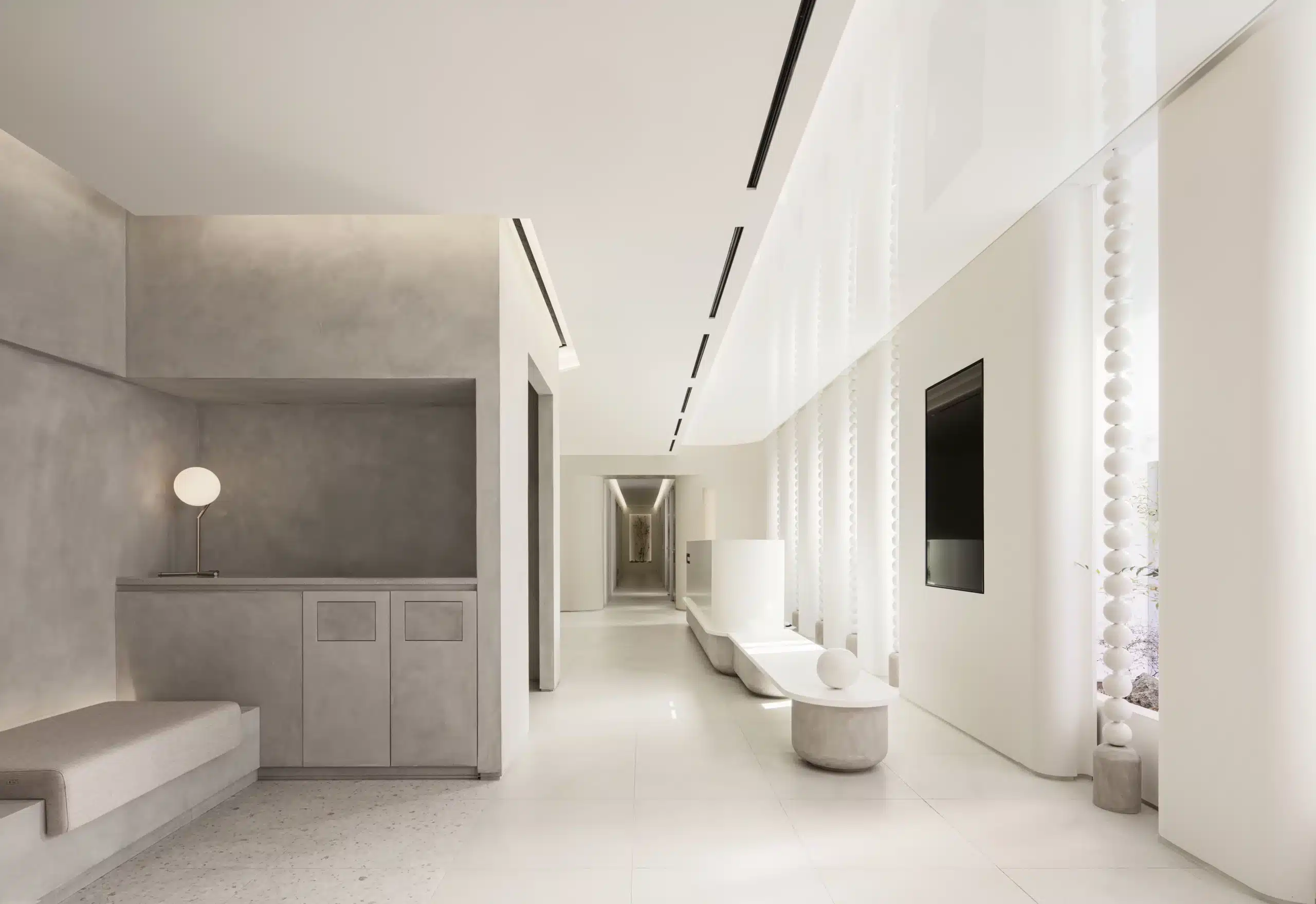 具備隱私保護功能的候診區座椅佈局： 減少病患對視與焦慮的診所裝修設計。