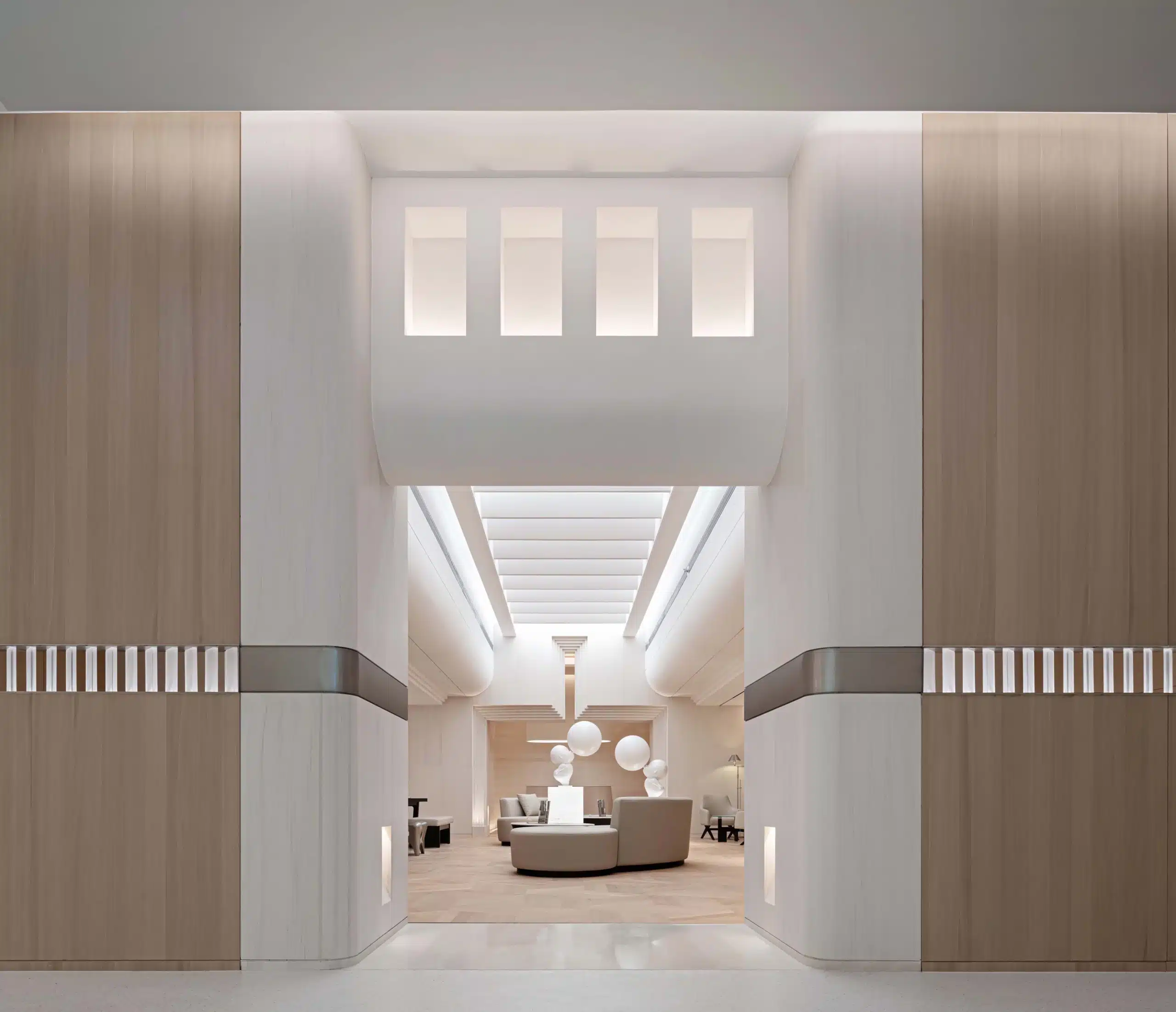 高雄診所設計獨棟建築寬敞大廳： 運用挑高空間營造醫療中心等級的權威感。