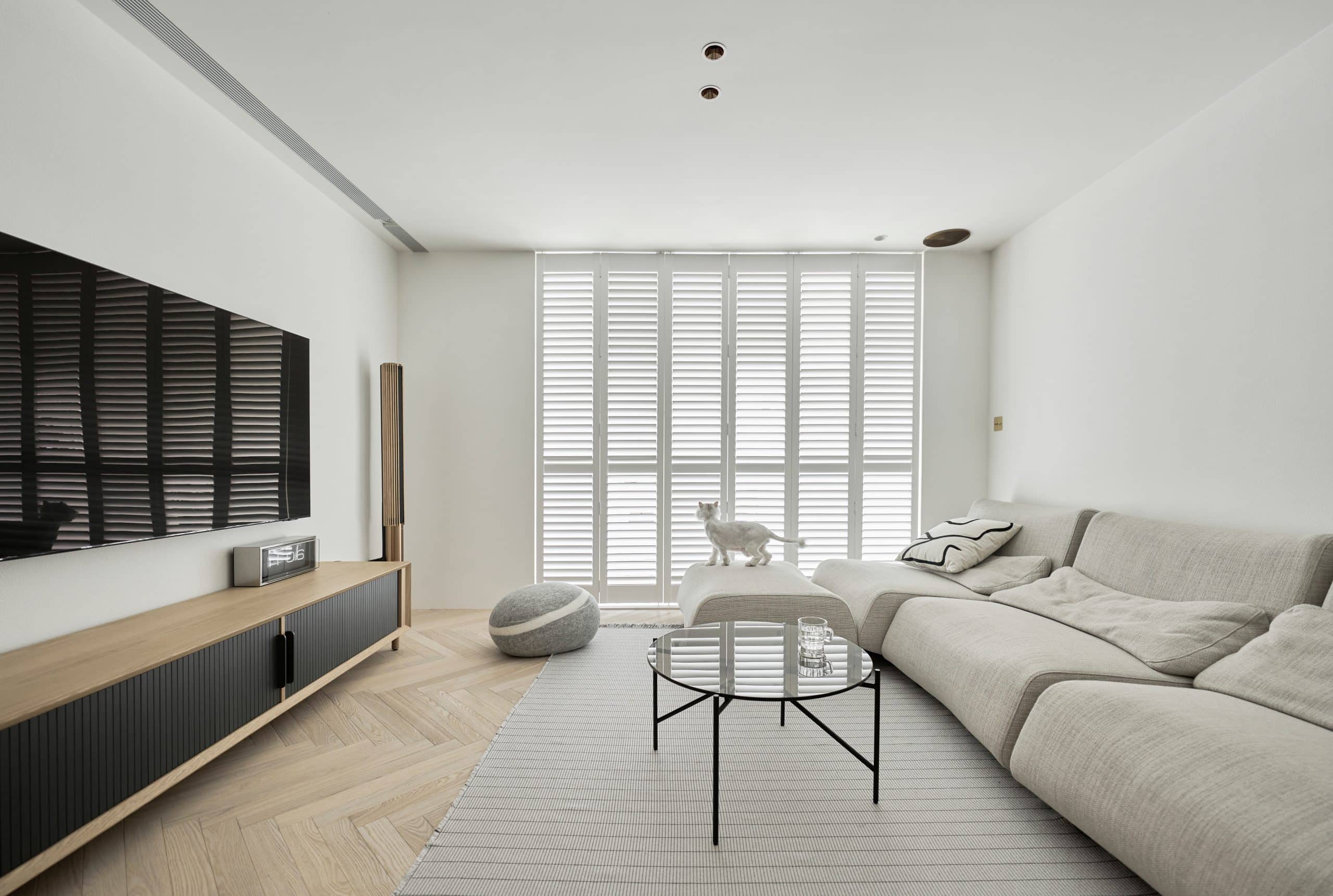 日式無印風極簡收納圖： 淺色原木家具、格柵推拉門與秩序感收納櫃組成的日式無印宅。