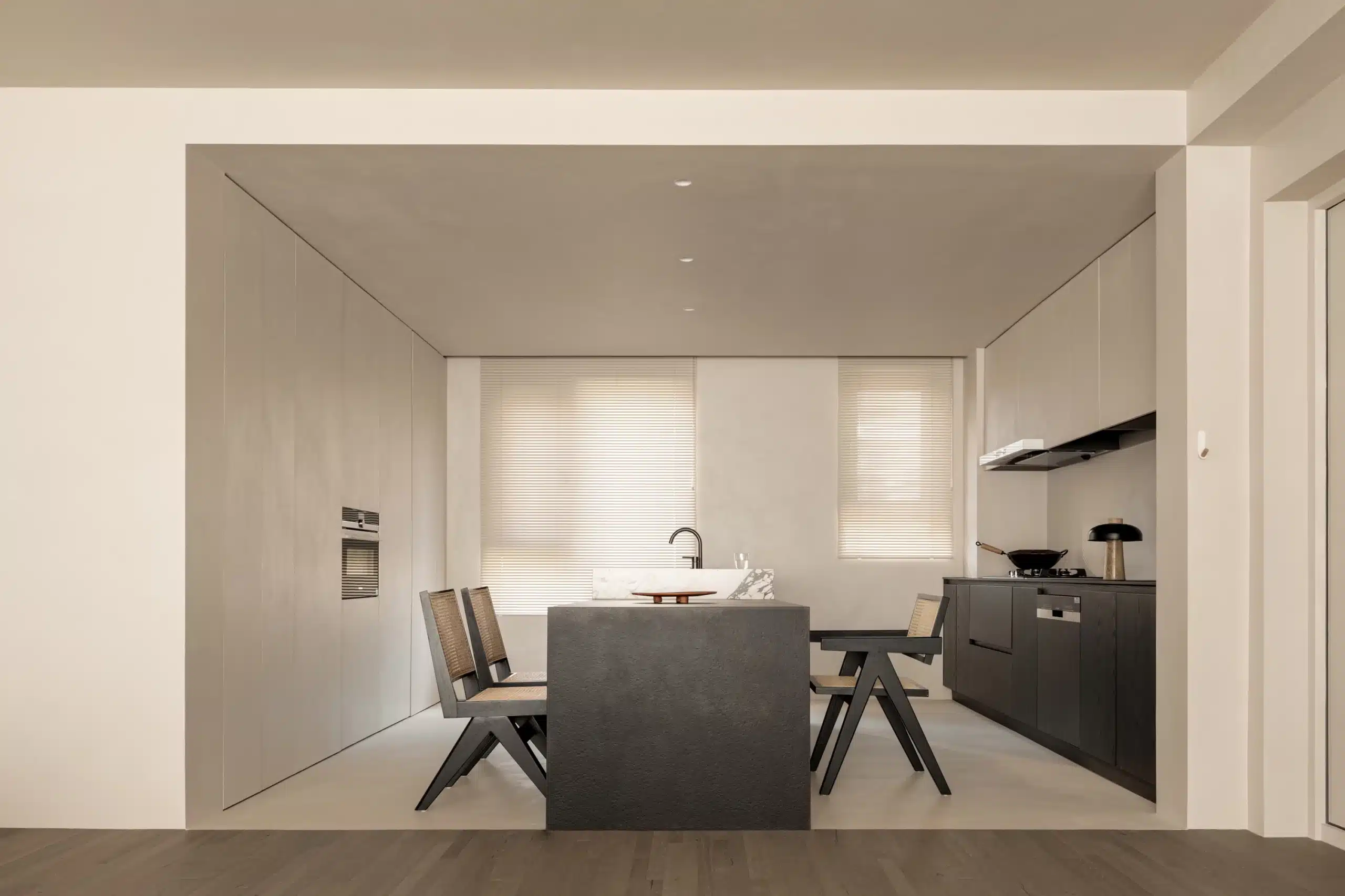 侘寂風室內設計元素: 藝術塗料牆面與老件家具的寧靜質感場域。