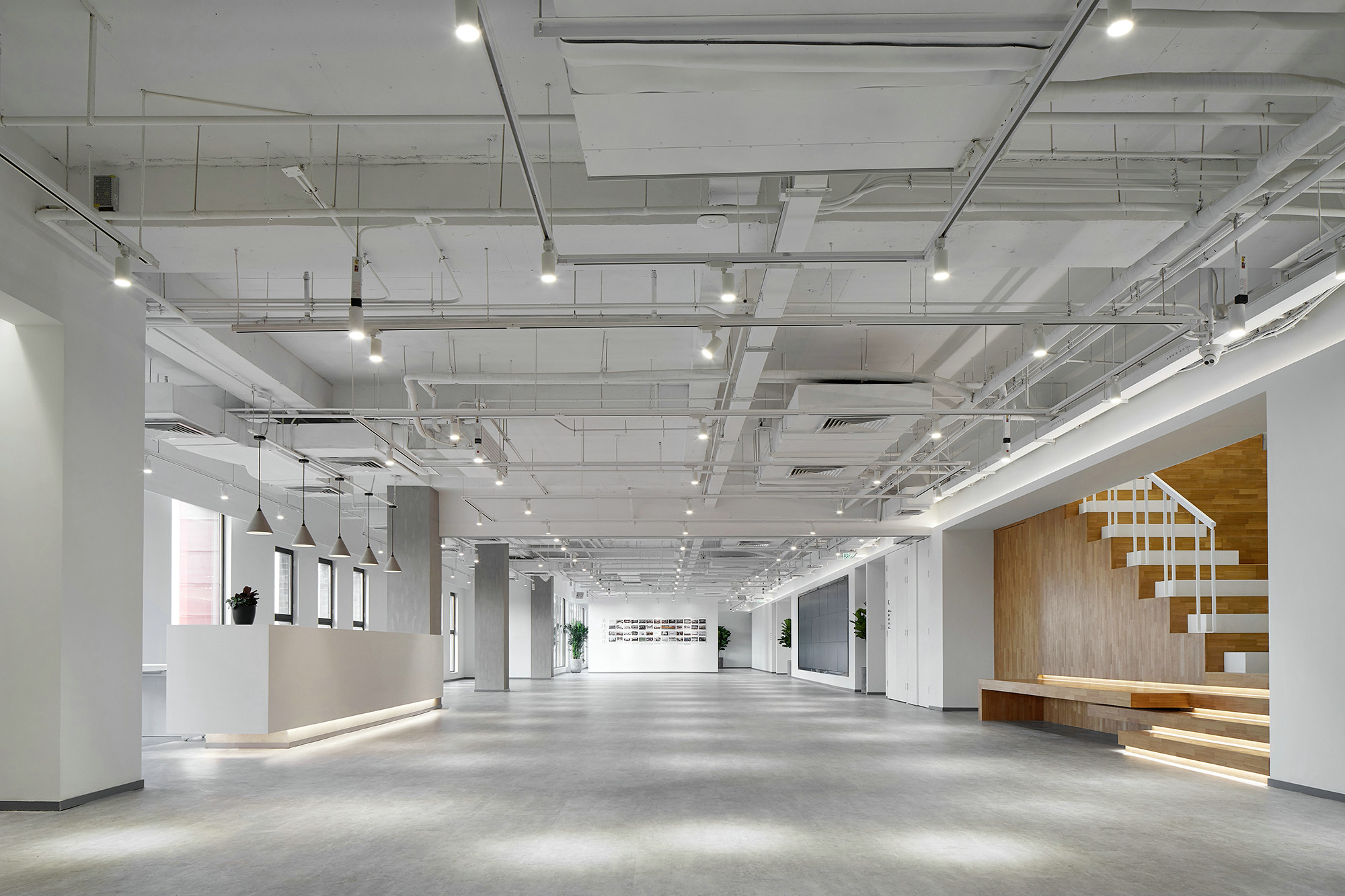 工業風白色調辦公空間