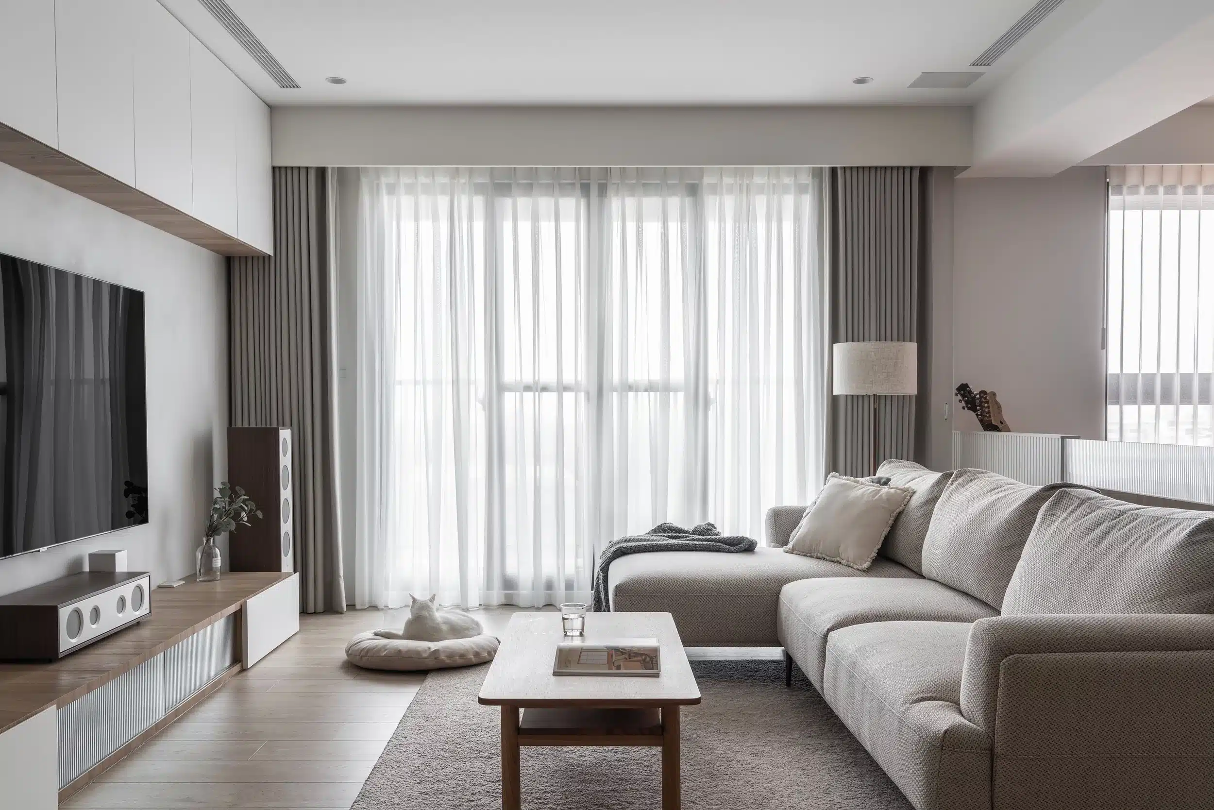 日式無印風空間規劃: 大面積原木收納櫃與細格柵設計的整潔日系居家。