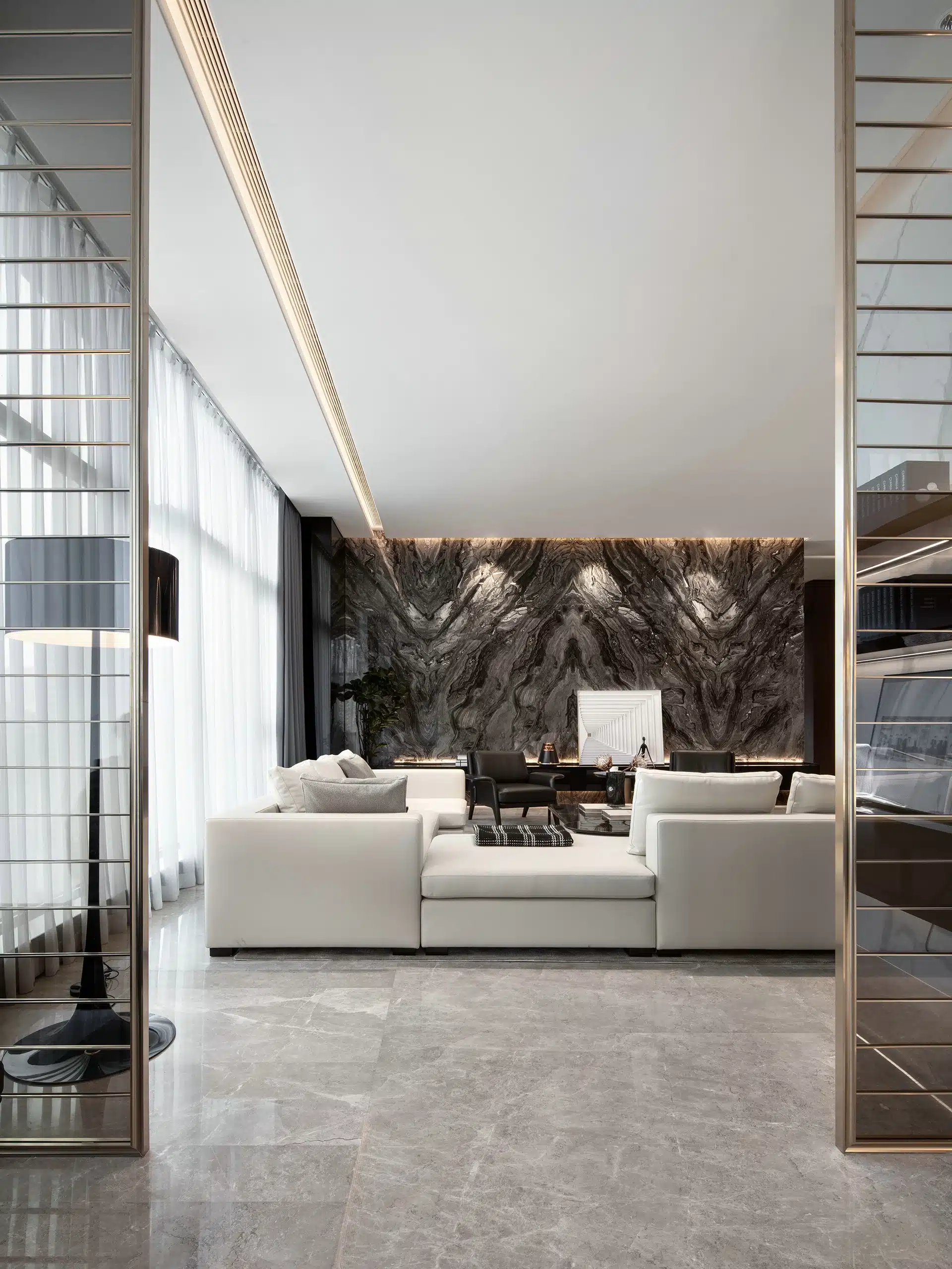豪華住宅室內設計: 運用大理石主牆營造的豪宅大氣客廳。