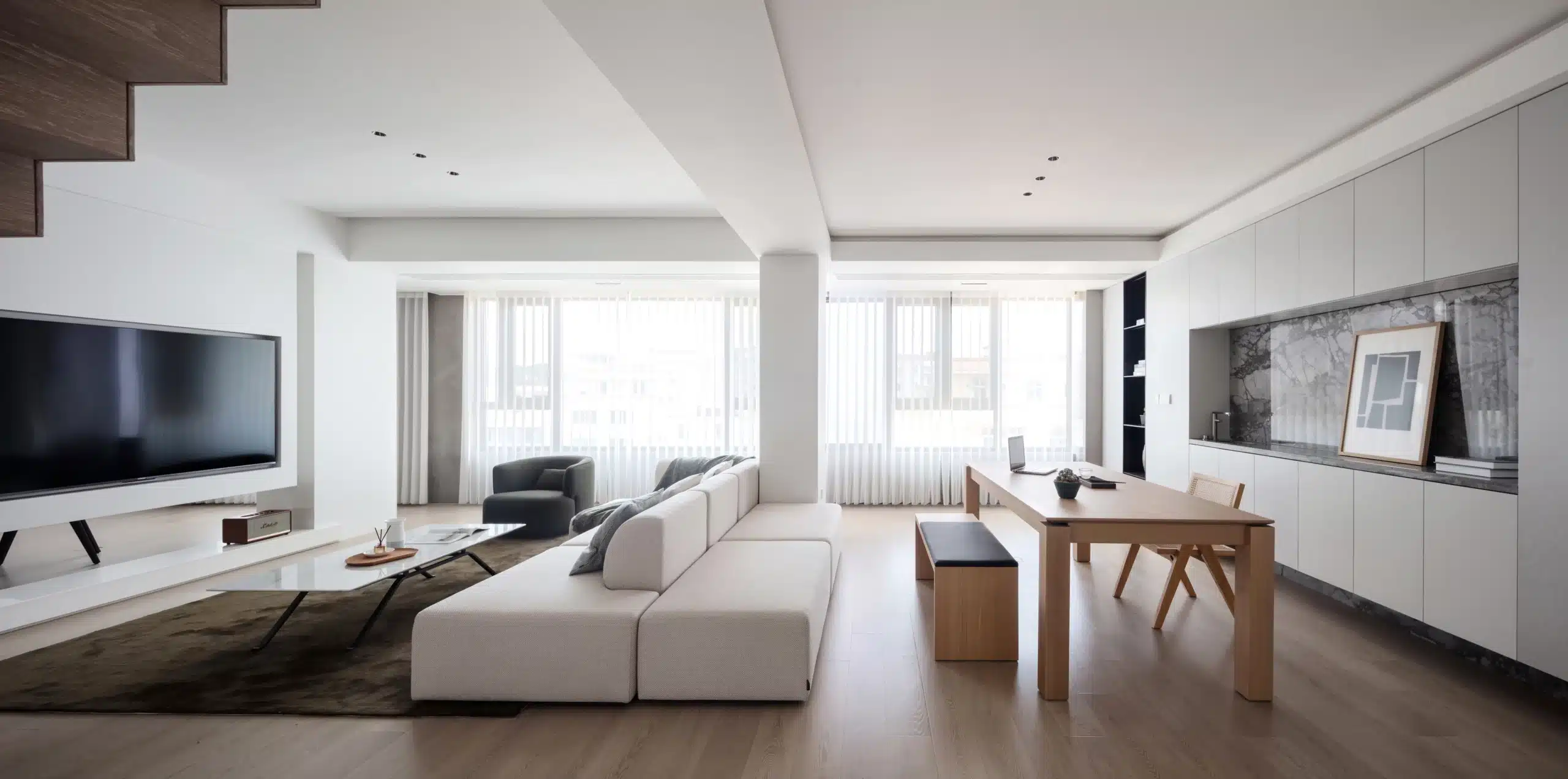 北歐風室內設計趨勢: 明亮採光結合淺色木質地板的北歐風客廳展示。