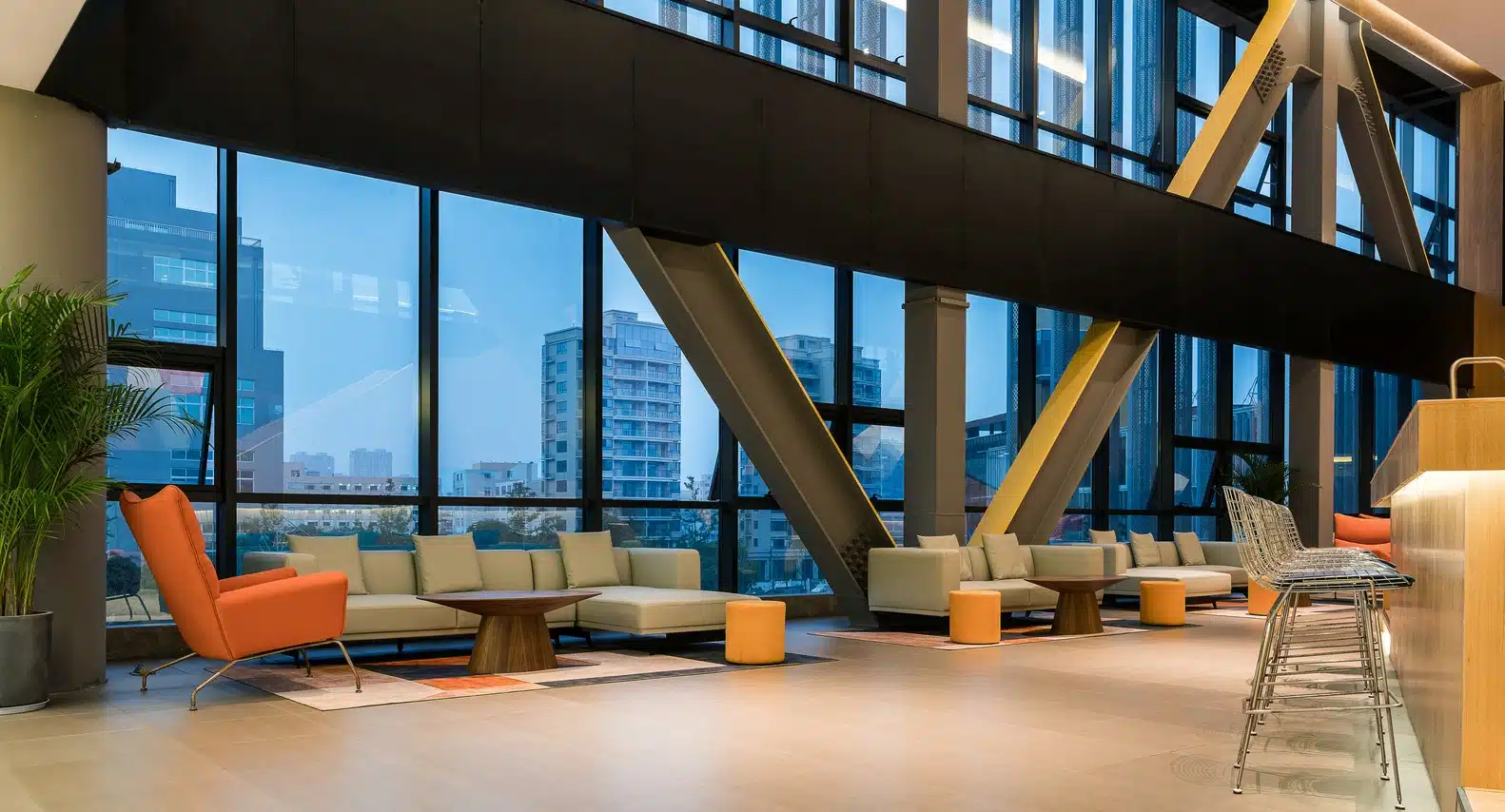 具備咖啡廳氛圍的外商辦公室交誼廳設計