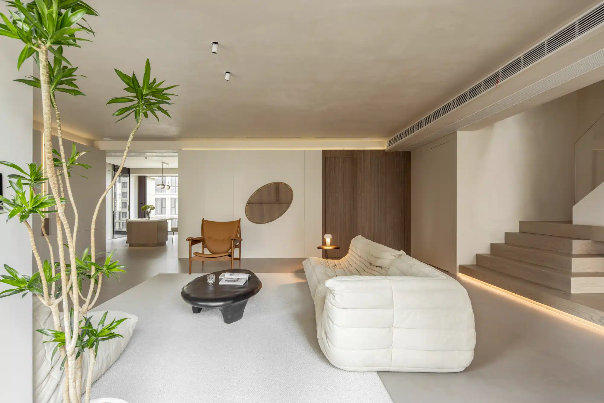 微水泥地坪施作案例：無接縫地板在小坪數空間的連貫性與視覺顯大效果。